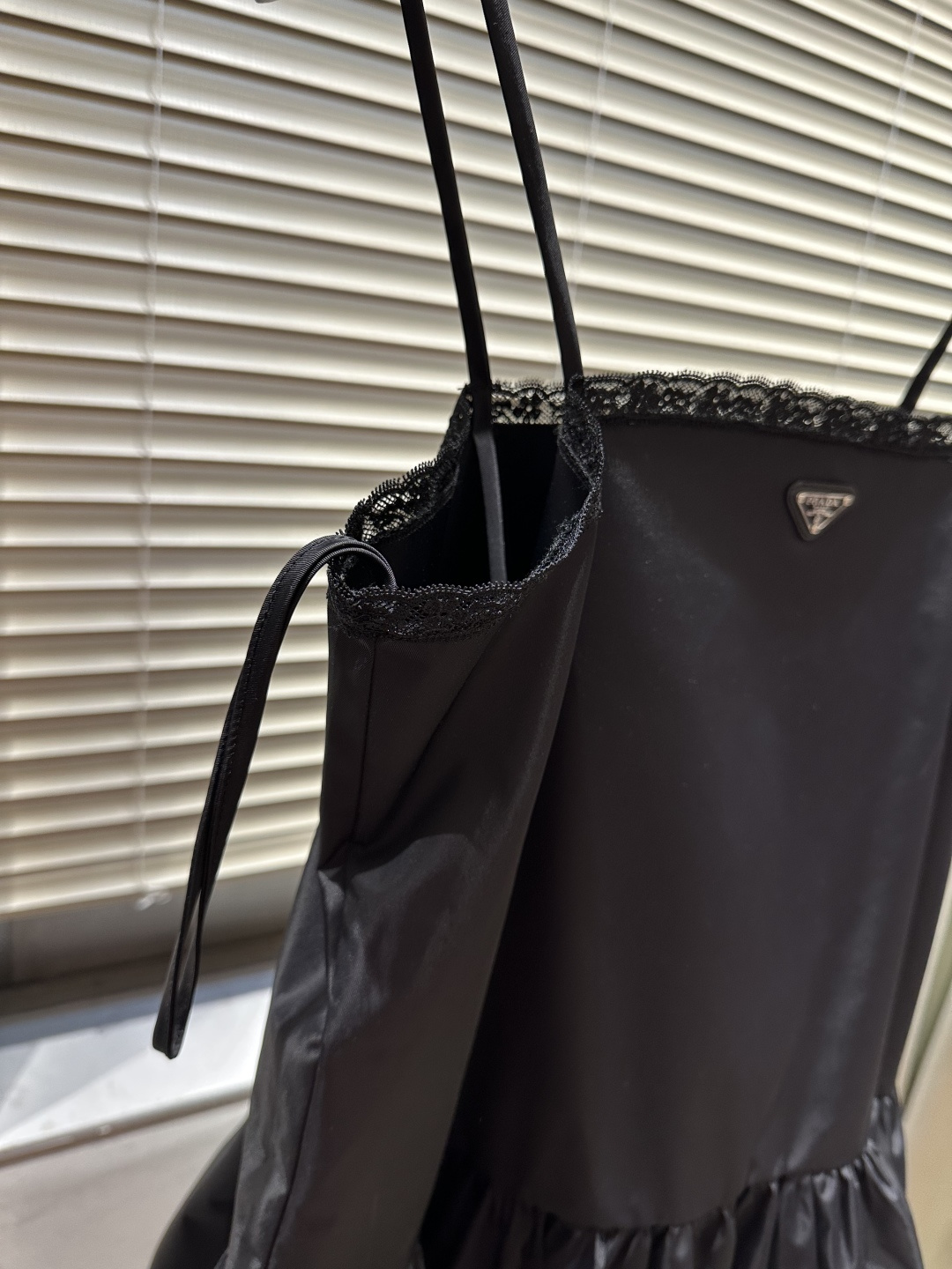 Prad♡²⁶迷你蕾丝边吊带裙 高版本出货 现货来size：S/M/L（）