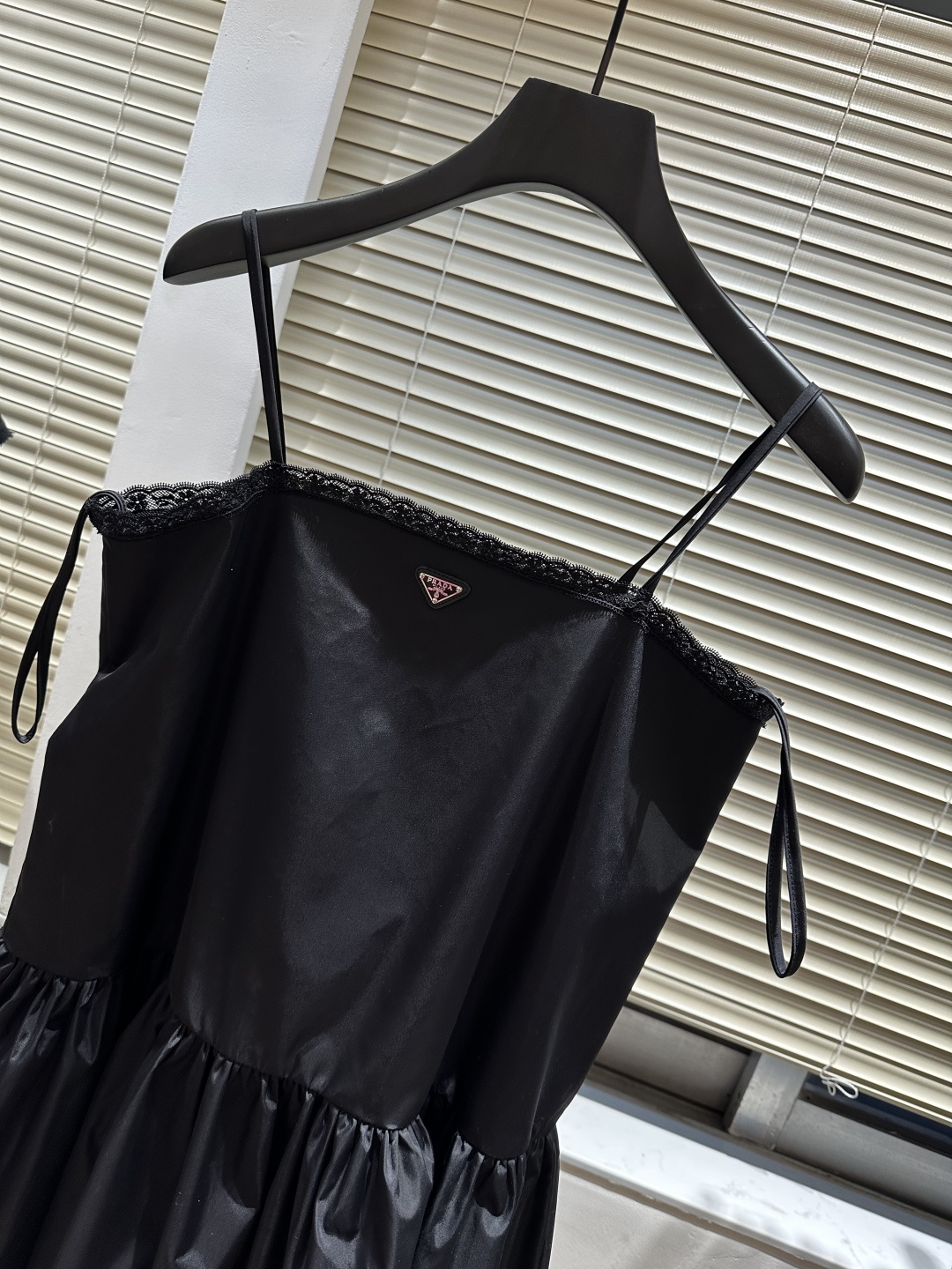 Prad♡²⁶迷你蕾丝边吊带裙 高版本出货 现货来size：S/M/L（）