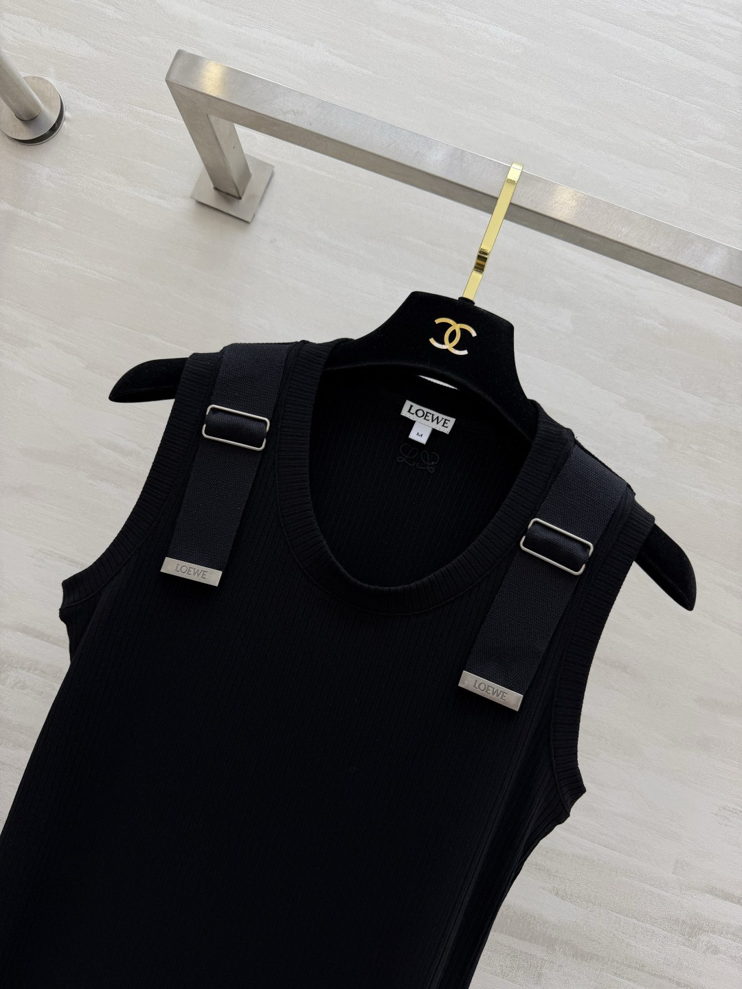 LOEW♡²⁶金属扣针织背心裙|百搭万能内搭单品 细腻竖坑条针织弹力软糯 贴身舒适不紧绷 圆领无袖基础版 LOEW♡²⁶金属扣针织背心裙|百搭万能内搭单品 细腻竖坑条针织弹力软糯 贴身舒适不紧绷 圆领无袖基础版