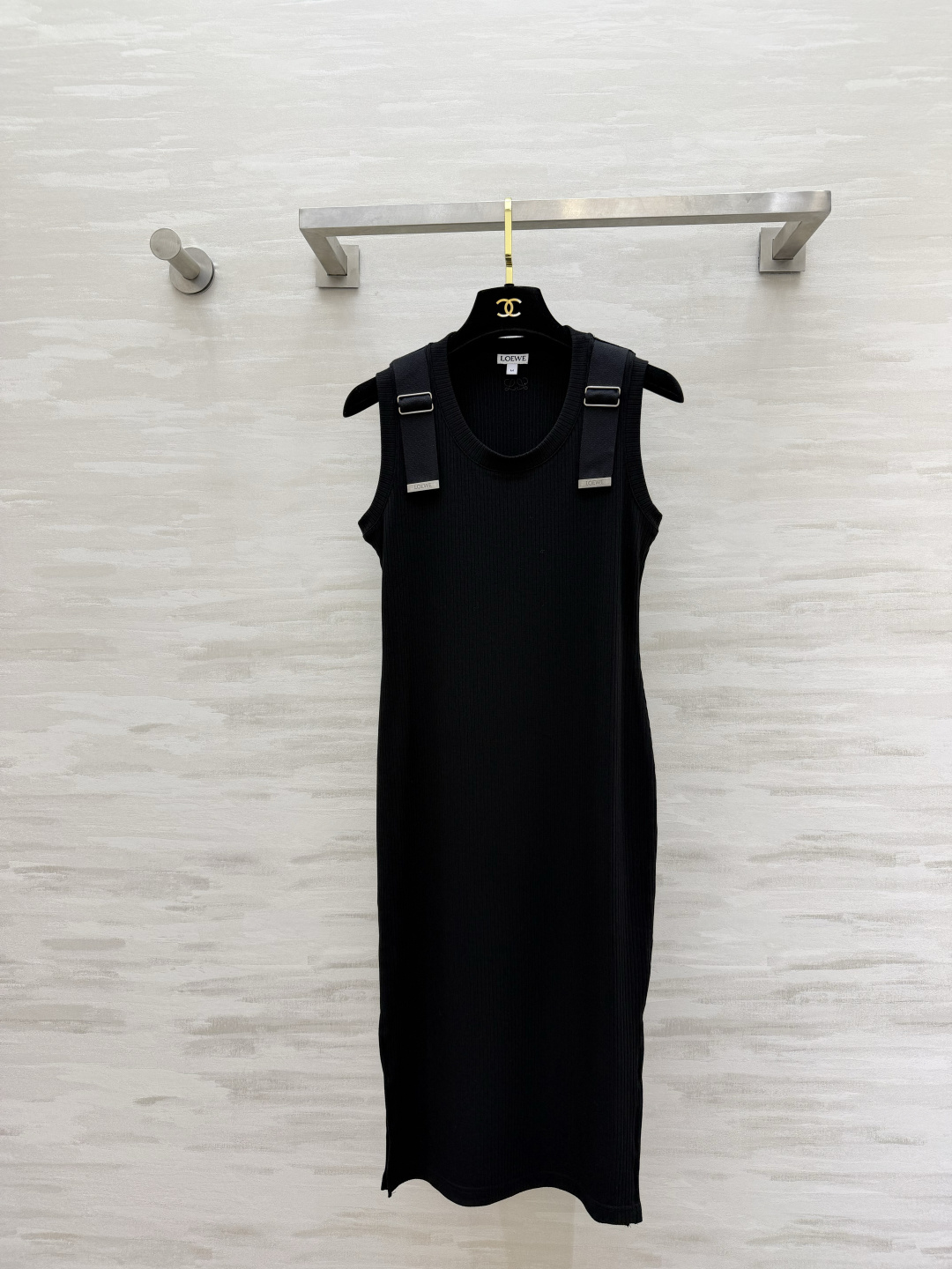 NO:899501,LOEW Metal Buckle Knitted Vest Skirt｜Versatile and universal inner layering item. Delicate vertical pit strip knitted stretch is soft and waxy. It is close-fitting, comfortable and not tight. Round neck, sleeveless basic version. Modifies the shoulder and neck lines to make you look slimmer. The shoulder straps have iconic webbing metal square buckles. Black and white two-color classics are unmistakable. Suitable for refreshing alone or layered with suits!  Simple and restrained light luxury, it can be worn for daily commuting and leisure travel!  High-quality customization, available in stock first size S/M/L (S size stretch bust 76, length 96), Loewe-clothing, loewe, loewe, skirts, business suit,19860909LOEW金属扣针织背心裙｜百搭万能内搭单品 细腻竖坑条针织弹力软糯 贴身舒适不紧绷 圆领无袖基础版型 修饰肩颈线条超显瘦 肩带标志性织带金属方扣 黑白双色经典不出错 单穿清爽、叠穿西装都适配！简约克制的轻奢感 日常通勤、休闲出行都能穿！高品质定制 现货首发sizeS/M/L（s码弹力胸围76,衣长96）,罗意威-服装,loewe,loewe,skirts,business suit,,Women's clothing