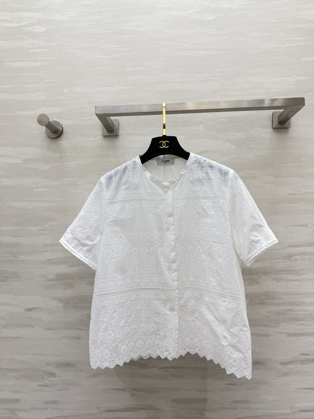 NO:899474,Celin French hollow embroidery short-sleeved shirt Delicate embroidered texture｜Wavy lace hem Loose and comfortable cotton material Versatile for commuting and leisure Clean and pure white Item with a gentle summer atmosphere High-quality customization Available in stock first size S/M/L (S size shoulder width 38, bust 98, length 56), Celine-clothing, celine, celine, T-shirt,19860909Celin法式镂空刺绣短袖衬衣 细腻绣花肌理｜波浪花边下摆 宽松舒适棉料 百搭通勤休闲 干净纯白 夏日温柔氛围感单品 高品质定制 现货首发sizeS/M/L（s码肩宽38,胸围98,衣长56）,赛琳-服装,celine,celine,T-shirt,,Women's clothing