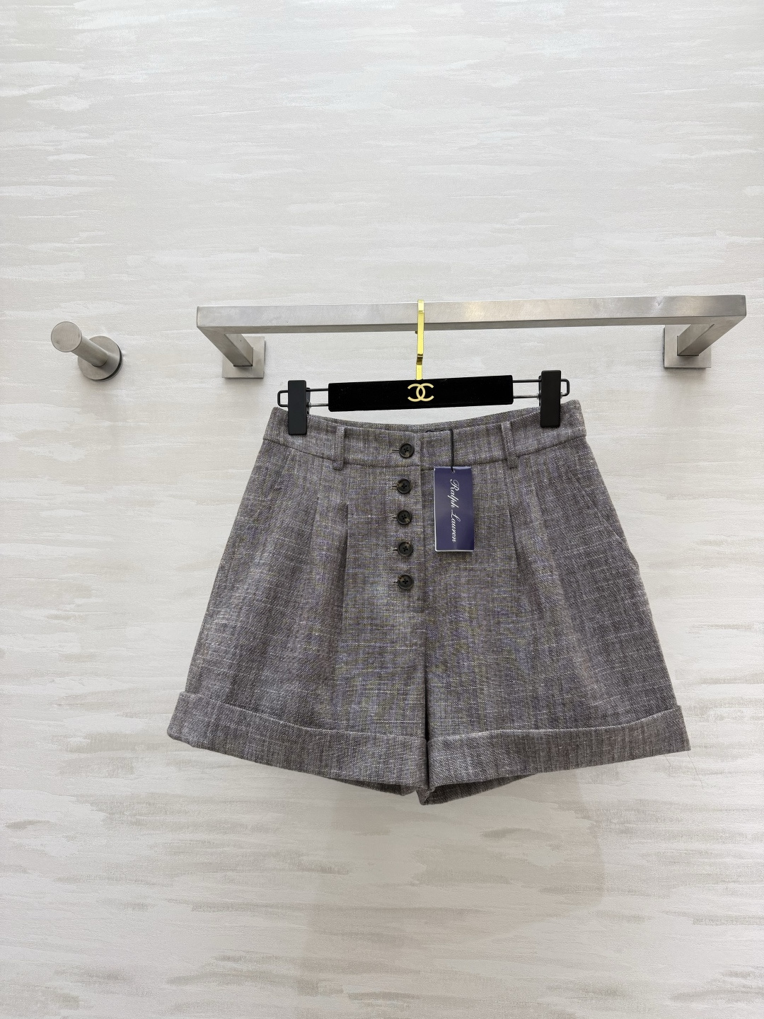 NO:899481,Ralph Laure purple label retro heather gray linen shorts, high-waist pleated｜front row decorative buttons｜cuffed trousers, crisp and stylish, breathable and anti-wrinkle, versatile for commuting and casual, leg-lengthening artifact, high-quality customization, available in stock, sizeS/M/L (S size waist 66, hip 96, trouser length 36), women's clothing, loro piana, shorts,19860909Ralph Laure紫标 复古麻灰亚麻短裤 高腰压褶｜前排装饰扣｜翻边裤脚 挺括有型 透气抗皱 通勤休闲百搭 显腿长神器 高品质定制 现货首发sizeS/M/L（s码腰围66,臀围96,裤长36）,女装,loro piana,shorts,,Women's clothing