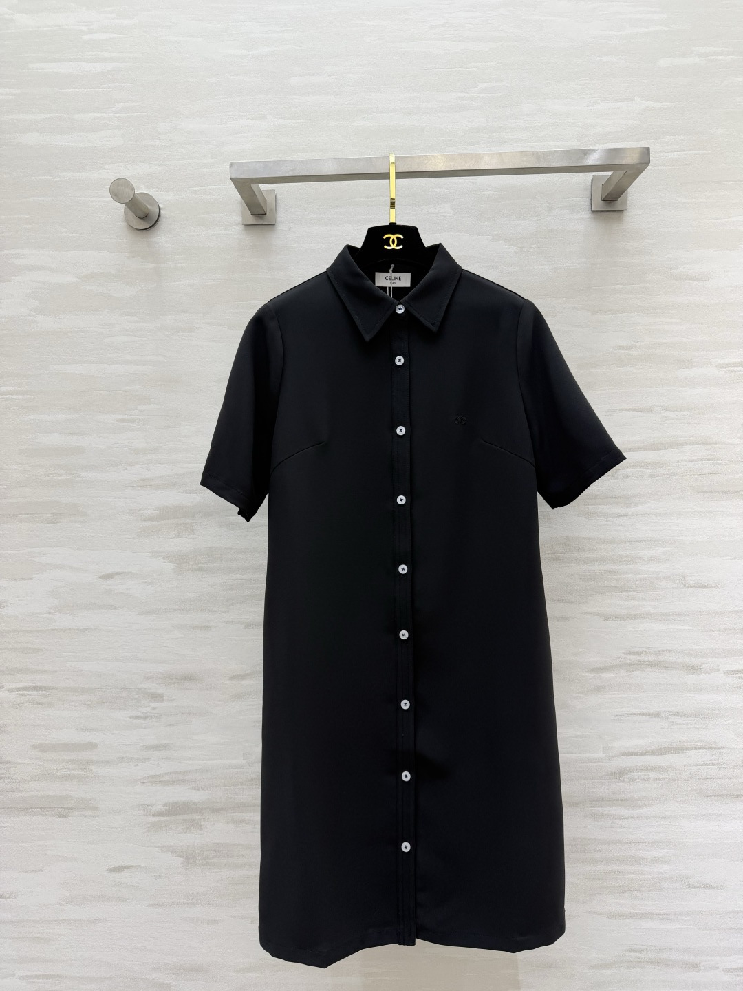 NO:899466,Celin black shirt dress Draped anti-wrinkle fabric | Lapel short-sleeved straight version Low-key and exquisite small label simple and eye-catching Two-wear for daily commuting Slim and versatile little black dress High-quality customization Ready-made first size S/M/L (S size bust 92, skirt length 95), Celine-clothing, celine, celine, skirts, shirts, T-shirt,19860909Celin黑衬衫连衣裙 垂顺抗皱面料｜翻领短袖直筒版型 低调精致小标简约耐看 通勤日常两穿 显瘦万能小黑裙 高品质定制 现货首发sizeS/M/L（s码胸围92,裙长95）,赛琳-服装,celine,celine,skirts,shirts,T-shirt,,Women's clothing
