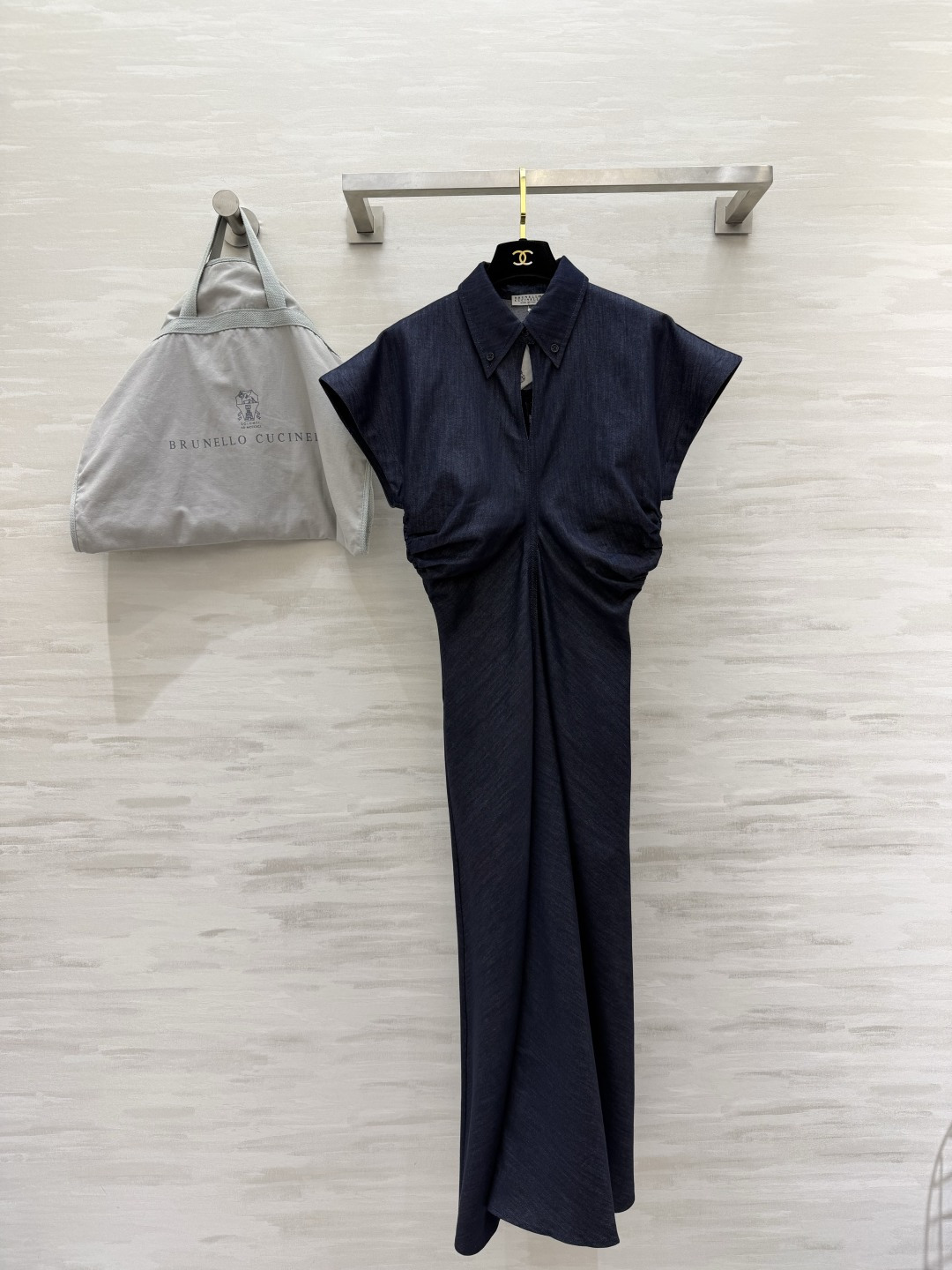 NO:899459,Brunello Cucinell retro navy blue denim waist-cinching long skirt. Sleeveless lapel design with small flying sleeves. Neatly modified shoulder line. Twist waist technology at the chest to accurately pinch the waist. Slightly stretchable imitation denim fabric is soft and not stiff. Drapes large fishtail hem. It has a retro sense of relaxation. It is perfect for commuting, dating and traveling. It looks slim and shows off your body curves!  High-quality customization, available in stock first size S/M/L (S size bust 84, waist 68, skirt length 132), women's clothing, brunello cucinelli, skirts,19860909BrunelloCucinell复古藏青牛仔收腰长裙 翻领无袖小飞袖设计 利落修饰肩线 胸前扭褶收腰工艺精准掐出小蛮腰 微弹仿牛仔面料柔软不硬 垂坠大摆鱼尾下摆 自带复古松弛感,通勤、约会、出游都很出片 显瘦又显身材曲线！高品质定制 现货首发sizeS/M/L（s码胸围84,腰围68,裙长132）,女装,brunello cucinelli,skirts,,Women's clothing