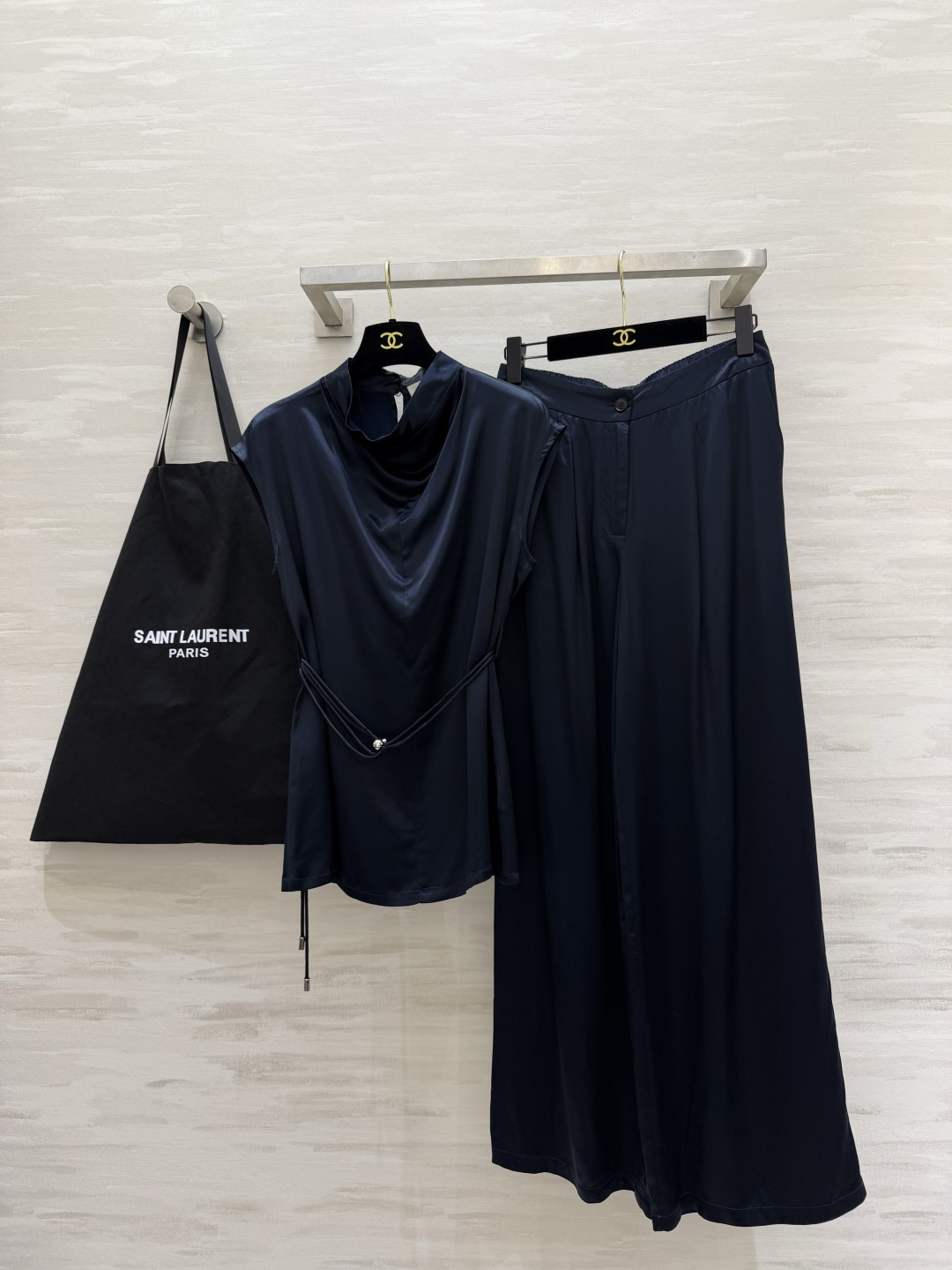 NO:899471,ysl heroine satin suit, navy blue with huge lining, satin lustrous texture online, swing collar sleeveless top + drapey wide-leg trousers, belt to tighten the waist and elongate the body shape, super slimming, the whole set is elegant and relaxed, commuting wear with eyes closed, high quality customization, ready for sale, sizeS/M/L/  laurent,19860909ysl大女主缎面套装藏青色巨衬肤色 缎面光泽质感在线 荡领无袖上衣+垂感阔腿长裤 腰带收腰拉长身形超显瘦 整套优雅松弛 通勤穿搭闭眼入 高品质定制 现货首发sizeS/M/L/XL（M码胸围106,衣长68,裤子腰围72,裤长105）,圣罗兰-服装,saint laurent,saint laurent,,Women's clothing