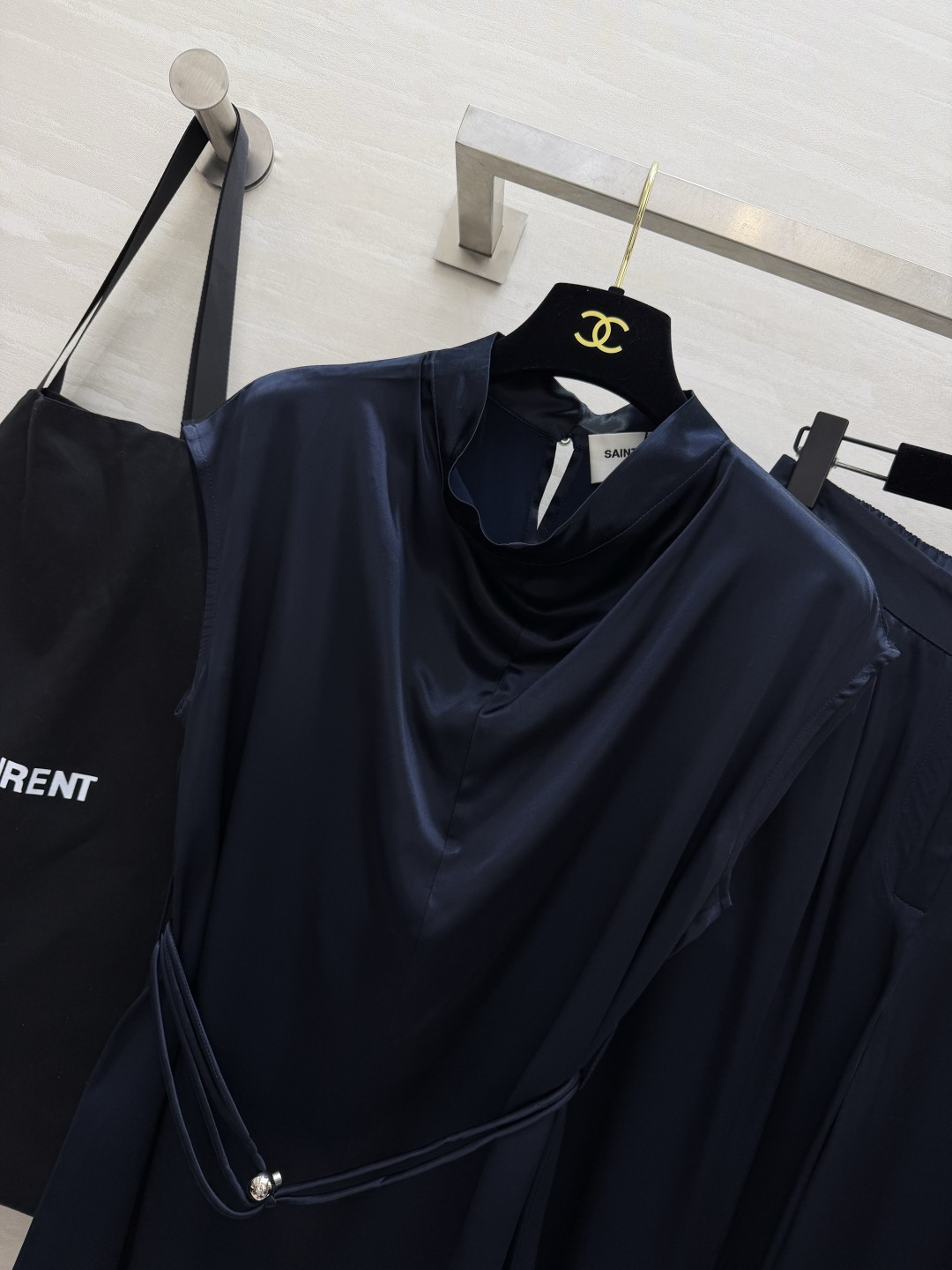 ysl²⁶大女主缎面套装✨藏青色巨衬肤色 缎面光泽质感在线 荡领无袖上衣+垂感阔腿长裤 腰带收腰拉长身形