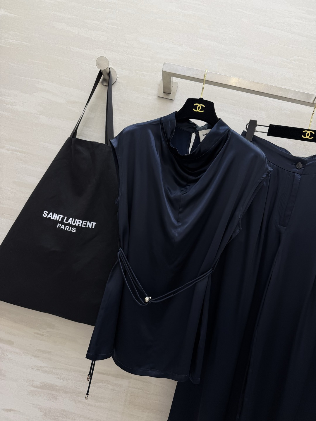 ysl²⁶大女主缎面套装✨藏青色巨衬肤色 缎面光泽质感在线 荡领无袖上衣+垂感阔腿长裤 腰带收腰拉长身形
