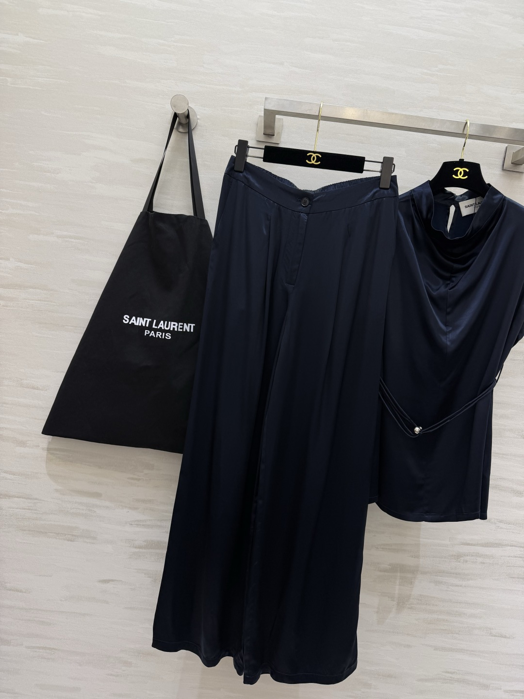 ysl²⁶大女主缎面套装✨藏青色巨衬肤色 缎面光泽质感在线 荡领无袖上衣+垂感阔腿长裤 腰带收腰拉长身形