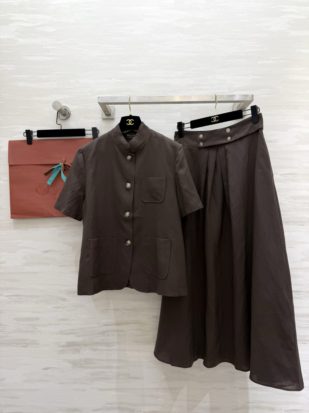 NO:899467,Loropian retro style new Chinese style two-piece stand-up collared short top to raise the waistline, high-waisted pleated long skirt to hide the body and make you look slimmer, light and breathable, delicate texture, suitable for both art and commuting, one set is perfect for going out!  High-quality customization, available in stock first size S/M/L/XL (M size shoulder width 40, bust 100, length 62, skirt waist 72, skirt length 92), women's clothing, loro piana, skirts,19860909Loropian复古咖新中式两件套立领短款上衣拉高腰线 高腰百褶长裙藏肉显瘦 轻薄透气 质感细腻 文艺通勤两不误 一套搞定出门穿搭！高品质定制 现货首发sizeS/M/L/XL（M码肩宽40,胸围100,衣长62,半裙腰围72,裙长92）,女装,loro piana,skirts,,Women's clothing