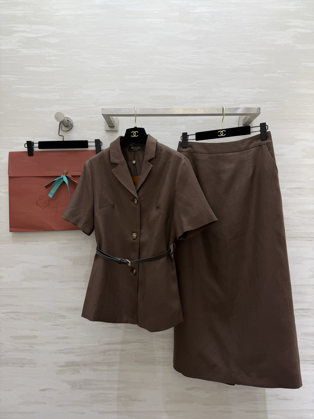 NO:899460,Loropian short-sleeved shirt suit lapel short-sleeved top + straight skirt. Comes with a belt to slim down the waist. Breathable fabric. The first choice for spring and summer commuting. Competent and gentle. Versatile for daily commuting. High-quality customization. Available in stock.19860909Loropian短袖衬衣套装翻领短袖上衣+直筒半身裙 自带腰带收腰显瘦 透气面料 春夏通勤首选 干练温柔 日常通勤百搭不出错 高品质定制 现货首发sizeS/M/L/XL（M码肩宽39,胸围92,衣长67,半裙腰围70,裙长88）,女装,loro piana,skirts,T-shirt,,Women's clothing