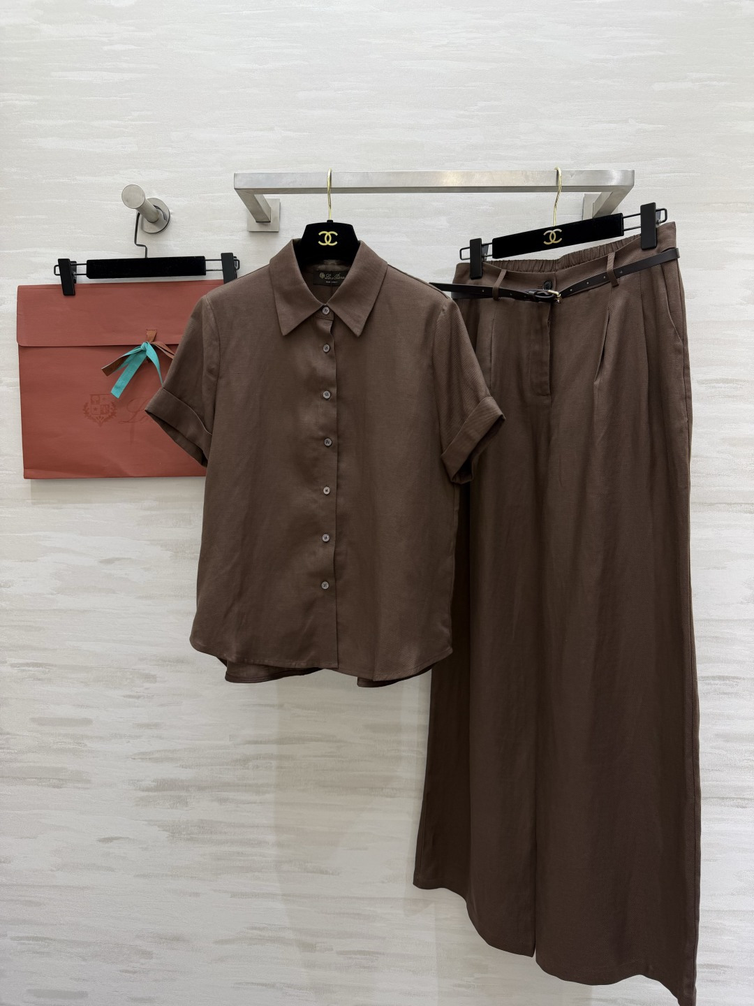 NO:899456,Loropian dark brown linen shirt wide-leg trousers suit Lazy commuting ceiling Lapel rolled hem short-sleeved shirt Single-breasted simple and elegant The fabric has a soft texture Matching high-waisted wide-leg trousers Comes with a thin belt of the same color Easily raise the waistline The trousers are draped to hide the flesh Cover the crotch and legs without flattering the figure  Suitable for commuting, afternoon tea, and traveling. It can be separated into a variety of styles!  High-quality customization, available in stock first size S/M/L/XL (M size shoulder width 37, bust 98, length 62-66, waist 72, pants length 108), women's clothing, loro piana, shirts, T-shirt,19860909Loropian深棕亚麻衬衫阔腿裤套装 慵懒通勤天花板 翻领卷边短袖衬衫 单排扣简约大气 面料自带柔和肌理 配套高腰阔腿西裤 自带同色系细腰带 轻松拉高腰线 裤型垂顺藏肉 遮胯遮腿不挑身材 松紧腰头穿着无束缚 低饱和深棕沉稳显白 透气亚麻面料春夏穿清爽不闷 成套出门不用费心搭配 通勤、下午茶、出游都适配 单拆分开也能搭出多种风格！高品质定制 现货首发sizeS/M/L/XL（M码肩宽37,胸围98,衣长62-66,腰围72,裤长108）,女装,loro piana,shirts,T-shirt,,Women's clothing