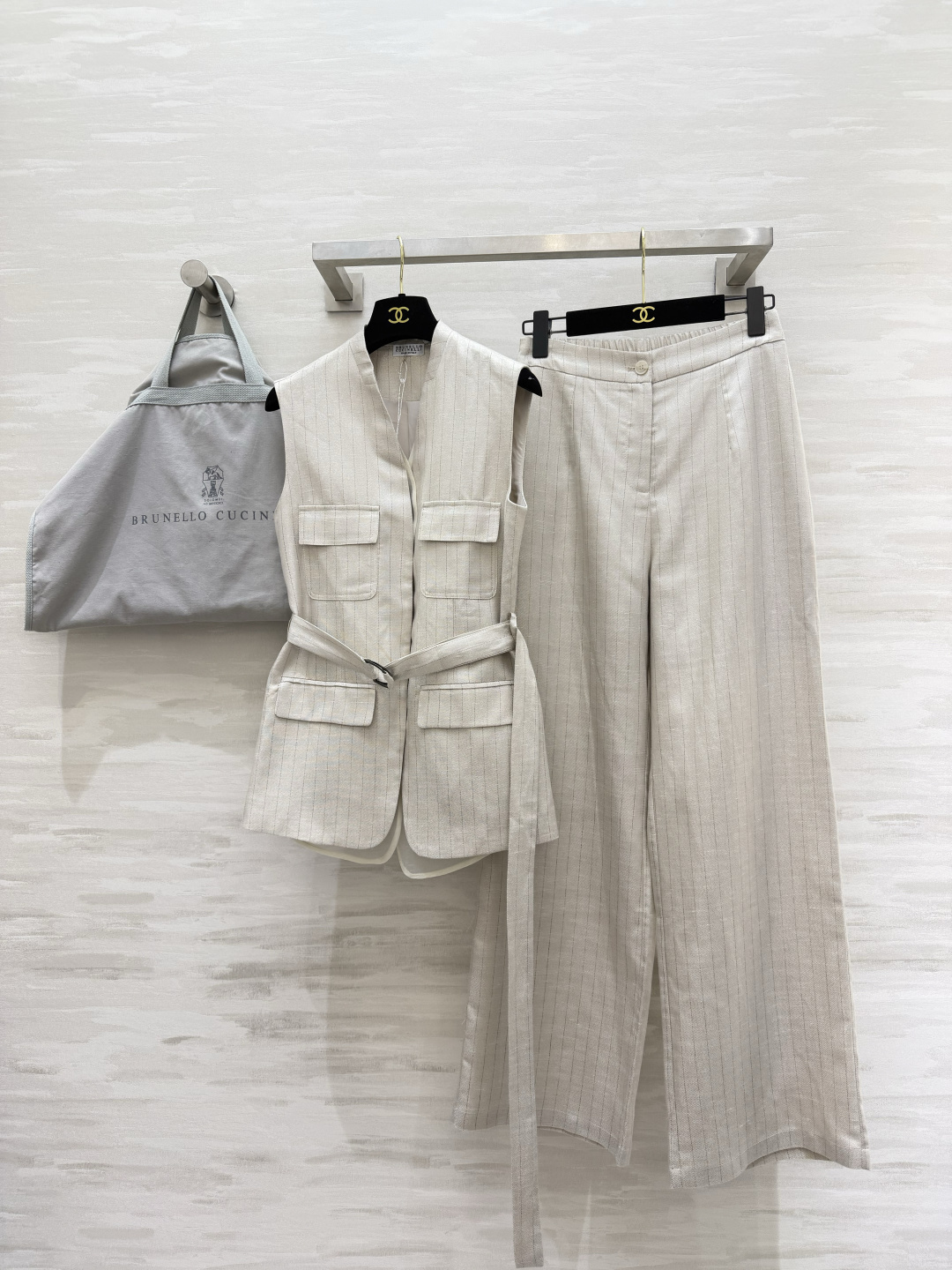 NO:899446,Brunello Cucinell off-white pinstriped wide-leg vest suit, cool commuting ceiling, sleeveless V-neck vest with belt of the same fabric, free waist to outline the waistline, multiple pocket workwear details, neat and design, breathable and refreshing textured fabric, matched with high-waisted striped wide-leg pants, full drape, semi-elastic waistband design does not tighten the belly, full of tolerance for various body shapes, light beige stripes are gentle and clean, suitable for the workplace, daily life, and business trips!  The utilization rate of single disassembly and matching is super high!  High-quality customization, available in stock first size S/M/L/XL (M size bust 94, length 69-71, pants waist 66, pants length 107), women's clothing, brunello cucinelli,19860909BrunelloCucinell米白细条纹马甲阔腿套装 清冷通勤天花板 无袖V领马甲自带同面料腰带 自由收腰勾勒腰线 多口袋工装细节 利落又有设计感 肌理面料透气清爽 配套高腰条纹阔腿裤 垂坠感拉满 腰头半松紧设计不勒肚子 对各种身形包容度拉满 浅米条纹温柔干净,职场、日常、出差一套搞定！单拆搭配利用率超高！高品质定制 现货首发sizeS/M/L/XL（M码胸围94,衣长69-71,裤子腰围66,裤长107）,女装,brunello cucinelli,,Women's clothing