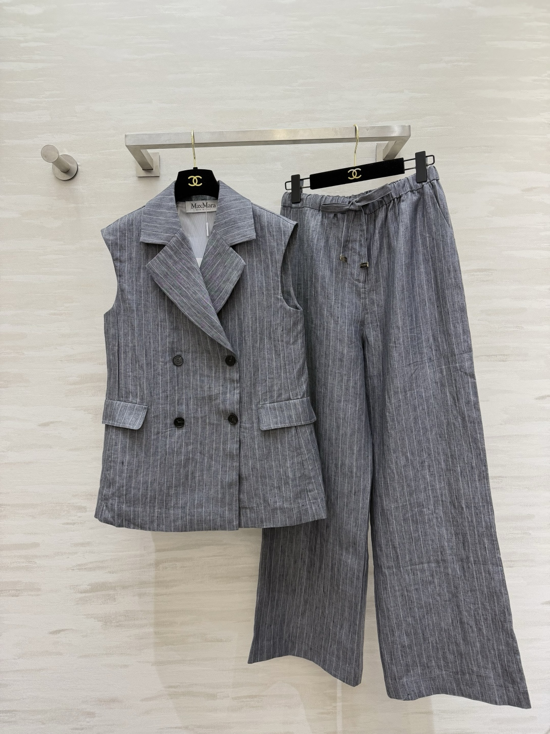 NO:899430,MaxMar gray-toned pinstriped linen vest suit｜Lazy heroine outfit. Suit lapel double-breasted vest. Neat and crisp with a smart aura. Double-sided pocket design adds layering. The linen texture is breathable and refreshing. Matching drawstring wide-leg trousers. Elastic waist is not tight. It is tolerant to all kinds of body.  High-quality customization, sold separately in sizes S/M/L (S size vest bust 90, length 68, pants waist 66, hips 94, pants length 104) vest, pants 360., Maxmara-clothing, business suit,19860909MaxMar灰调细条纹亚麻马甲套装｜慵懒大女主穿搭 西装翻领双排扣马甲 利落挺括自带干练气场 双侧口袋设计增加层次感 亚麻肌理透气清爽 配套抽绳阔腿长裤 松紧腰不勒腹 对各种身材包容细密浅条纹低调不沉闷 灰调柔和衬肤色成套出门不用费心搭配,通勤、出游、下午茶都适配！高品质定制 分开发售sizeS/M/L（s码马甲胸围90,衣长68,裤子腰围66,臀围94,裤长104）马甲,裤子360.,麦丝玛拉-服装,business suit,,Women's clothing