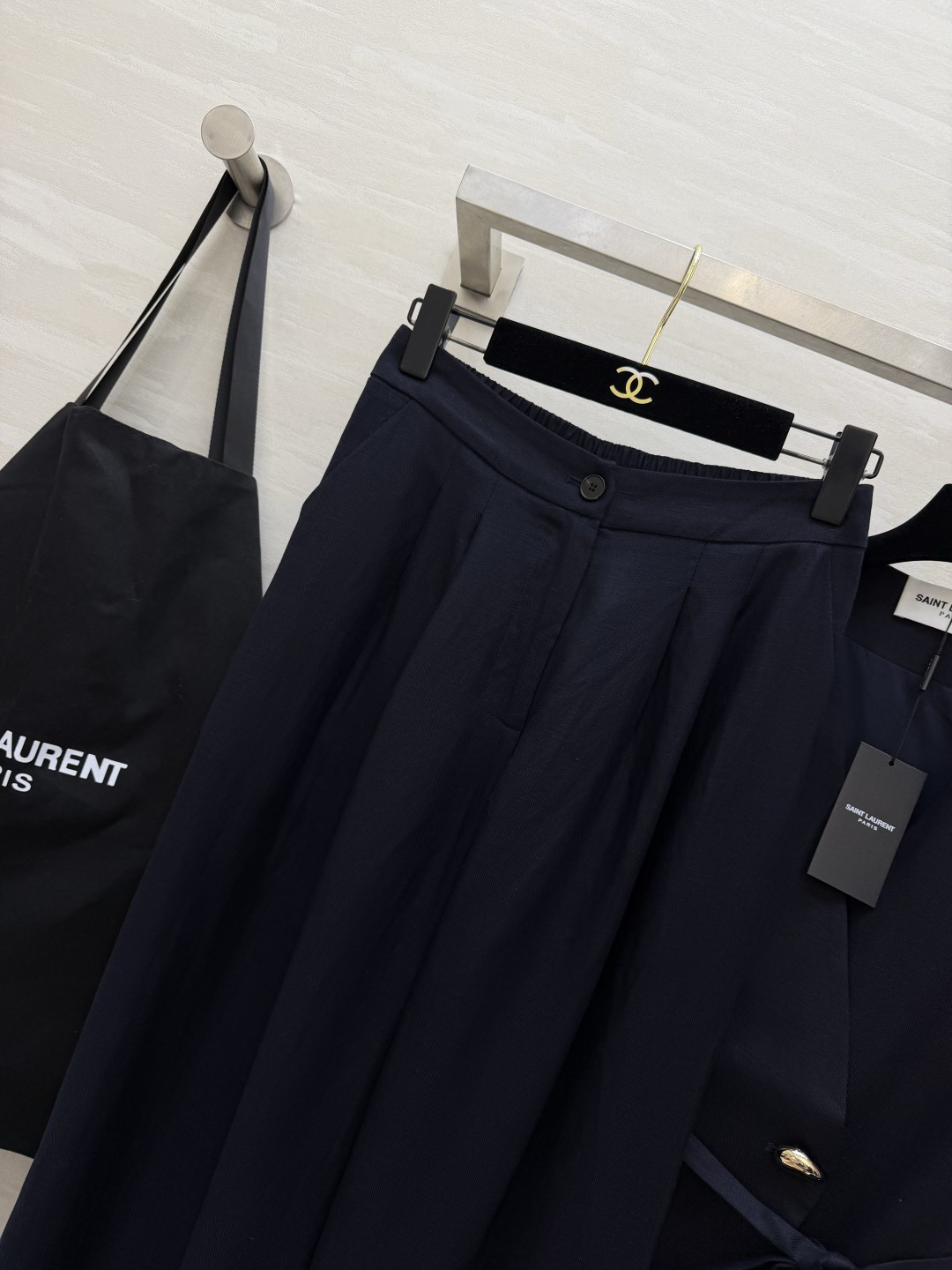 ysl²⁶收腰马甲阔腿套装|低调显贵通勤刚需 V领无袖马甲利落大气 单颗金属扣精致点睛 自带同色系绑带腰 ysl²⁶收腰马甲阔腿套装|低调显贵通勤刚需 V领无袖马甲利落大气 单颗金属扣精致点睛 自带同色系绑带腰