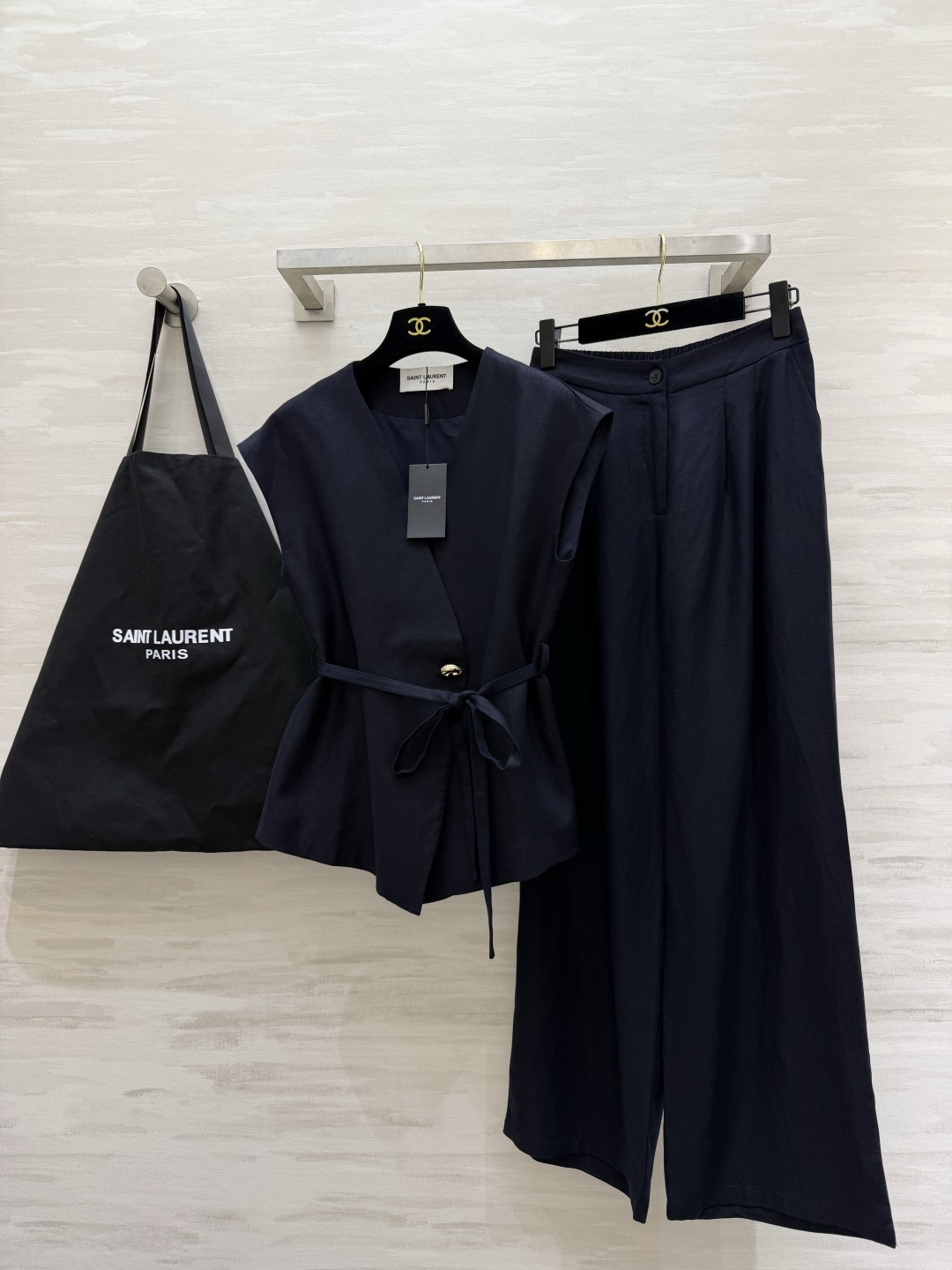 NO:899431,ysl waisted waistcoat and wide-leg suit｜Low-key and dignified, just for commuting. The V-neck sleeveless vest is neat and elegant. It has a single metal buckle as a delicate touch. It comes with a belt of the same color. It can be tied freely to close in the waist. The 37-point ratio is optimized to match the pleated wide-leg trousers. The drape is full. The back waist is designed with slight elasticity. The fabric is stiff and not easy to wrinkle. Suitable for meetings in the workplace, daily commuting, and appointments. You can also create a variety of looks if you separate it!  High-quality customization, available in stock first size S/M/L/XL (S size bust 92, dress length 65, trousers waist 66, trousers length 105), saint laurent-clothing, saint laurent, saint laurent,19860909ysl收腰马甲阔腿套装｜低调显贵通勤刚需 V领无袖马甲利落大气 单颗金属扣精致点睛 自带同色系绑带腰带 自由系结收出小蛮腰 优化三七分比例配套压褶阔腿西裤 垂坠感拉满 后腰微松紧设计 面料挺括不易皱 职场开会、日常通勤、约会都适配 单拆分开也能搭出多种造型！高品质定制 现货首发sizeS/M/L/XL（s码胸围92,衣长65,裤子腰围66,裤长105）,圣罗兰-服装,saint laurent,saint laurent,,Women's clothing