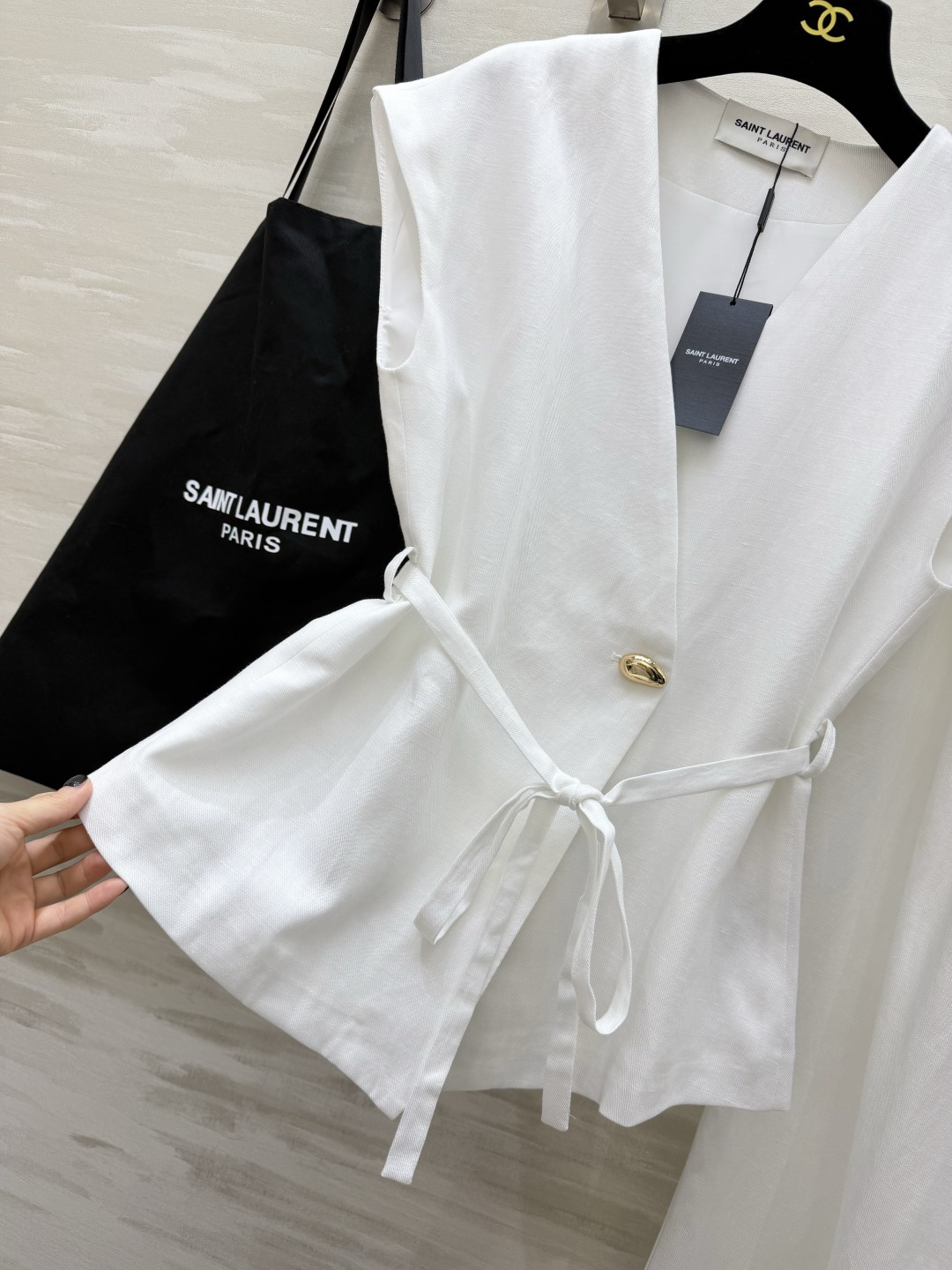 ysl²⁶收腰马甲阔腿套装|低调显贵通勤刚需 V领无袖马甲利落大气 单颗金属扣精致点睛 自带同色系绑带腰 ysl²⁶收腰马甲阔腿套装|低调显贵通勤刚需 V领无袖马甲利落大气 单颗金属扣精致点睛 自带同色系绑带腰