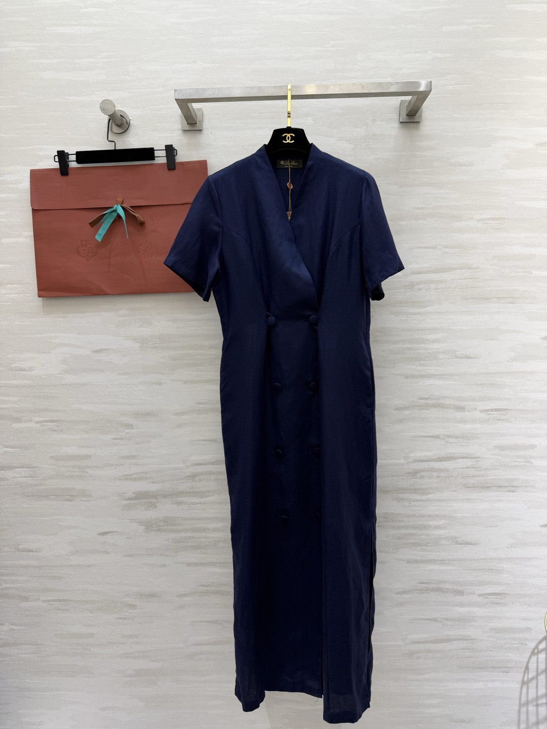 NO:899427,Loropian two-color linen double-breasted dress with cross V-neck, loose straight-leg hidden-flesh version, breathable linen fabric, brown/navy blue available, light business wear for commuting, one piece to save worry and show off when going out, high-quality customization, available in stock first size S/M/L/XL (shoulder width M size 35, bust 92, skirt length 130), women's clothing, loro piana, skirts,19860909Loropian双色亚麻双排扣连衣裙交叉V领 宽松直筒藏肉版型 透气亚麻面料 咖色/藏青两色可选 通勤轻商务穿搭 一件出门省心显贵 高品质定制 现货首发sizeS/M/L/XL（M码肩宽35,胸围92,裙长130）,女装,loro piana,skirts,,Women's clothing