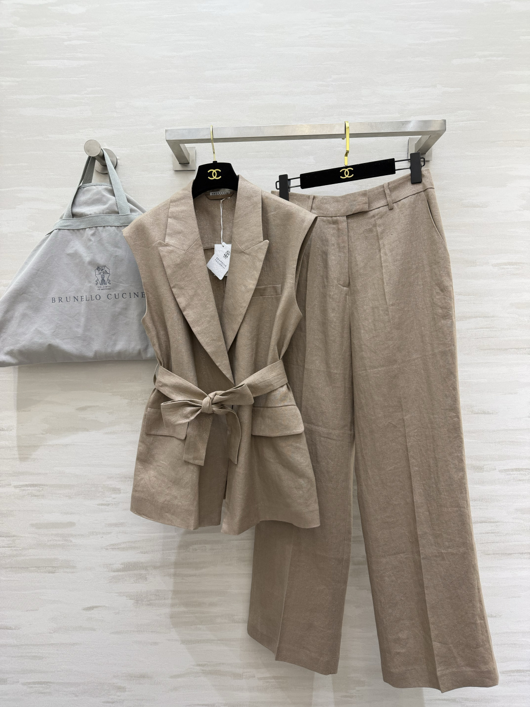 NO:899418,BrunelloCucinell oatmeal linen waisted vest suit lapel sleeveless vest + high-waisted wide-leg pants Comes with a belt of the same material Freely adjustable waistline Breathable linen texture Exclusive for spring and summer Cool and simple commuting style Versatility when worn alone High-quality customization Sold separately sizesS/M/L (S size bust 94, length 70, pants waist 66, hips 92, pants length 104) vest, pants 320., women's clothing, brunello  cucinelli,19860909BrunelloCucinell燕麦亚麻收腰马甲套装翻领无袖马甲+高腰阔腿裤 自带同料腰带 自由调节腰线 透气亚麻肌理 春夏专属 清冷简约通勤风 单穿成套都百搭 高品质定制 分开发售sizeS/M/L（s码胸围94,衣长70,裤子腰围66,臀围92,裤长104）马甲,裤子320.,女装,brunello cucinelli,,Women's clothing