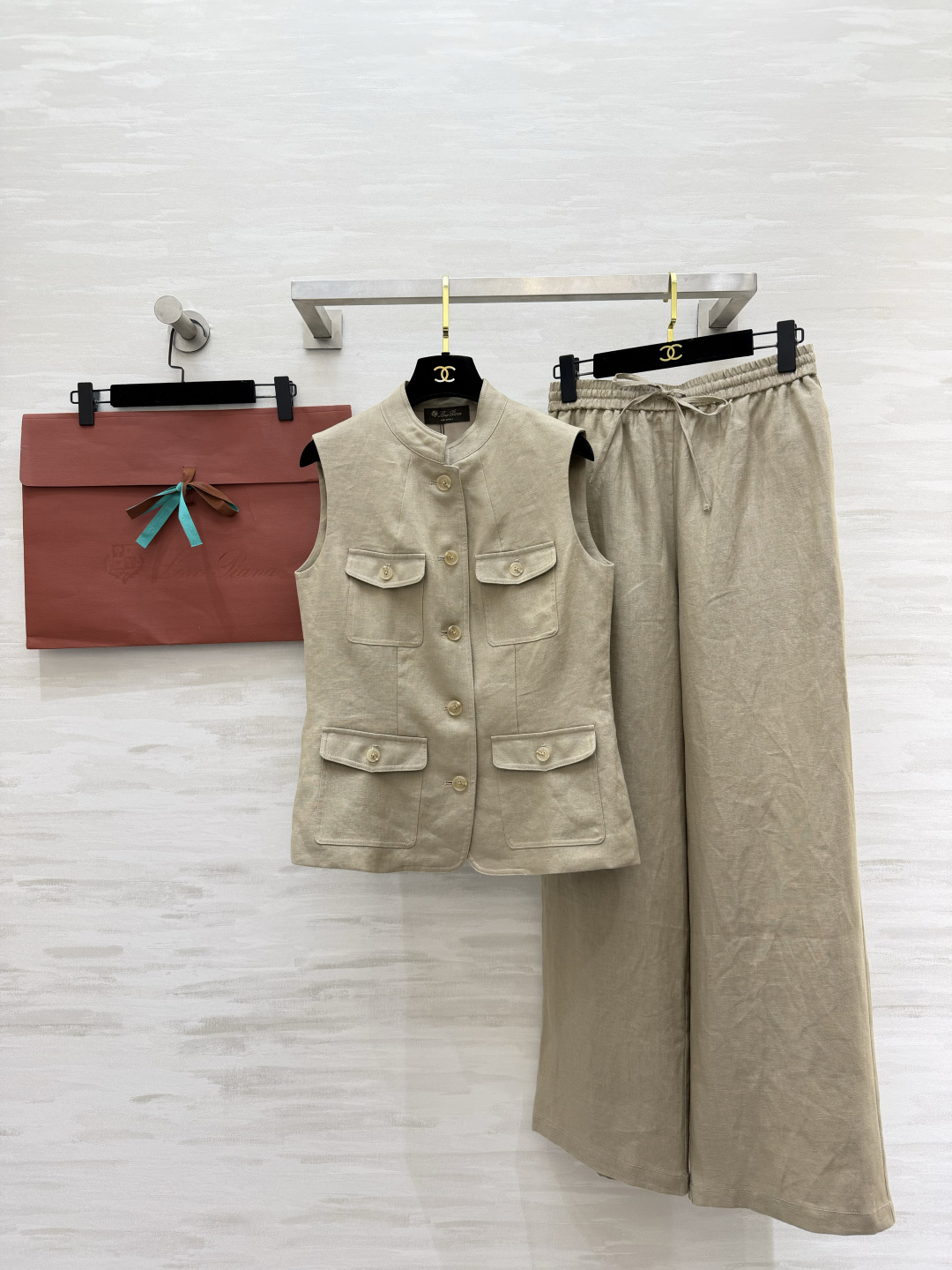 NO:899409,Loropian workwear style wide-legged two-piece linen vest set｜Two colors available Stand-up collar sleeveless vest comes with four-pocket workwear design Single row of same-color buttons are simple and neat Natural linen fabric is breathable and sweat-absorbent It has a delicate texture The upper body is refreshing and not stuffy Matching drawstring wide-leg trousers Elastic waist does not pick up the waistline Draped trousers hide the flesh and show height  The complete set is lazy and casual, suitable for traveling, commuting, and daily walks!  High-quality customization, sold separately size S/M/L (S size bust 86, length 57, pants waist 64, hips 96, pants length 102) vest, pants 300., women's clothing, loro piana,19860909Loropian工装风亚麻马甲阔腿两件套｜两色可选 立领无袖马甲自带四口袋工装设计 单排同色系纽扣简约利落 天然亚麻面料透气吸汗 自带细腻肌理 上身清爽不闷 配套抽绳阔腿长裤 松紧腰不挑腰围 垂顺裤型藏肉显高 米白干净清爽、原麻色温柔复古 两种色调适配不同穿搭场景 成套穿慵懒随性,出游、通勤、日常遛弯都合适！高品质定制 分开发售sizeS/M/L（s码胸围86,衣长57,裤子腰围64,臀围96,裤长102）马甲,裤子300.,女装,loro piana,,Women's clothing