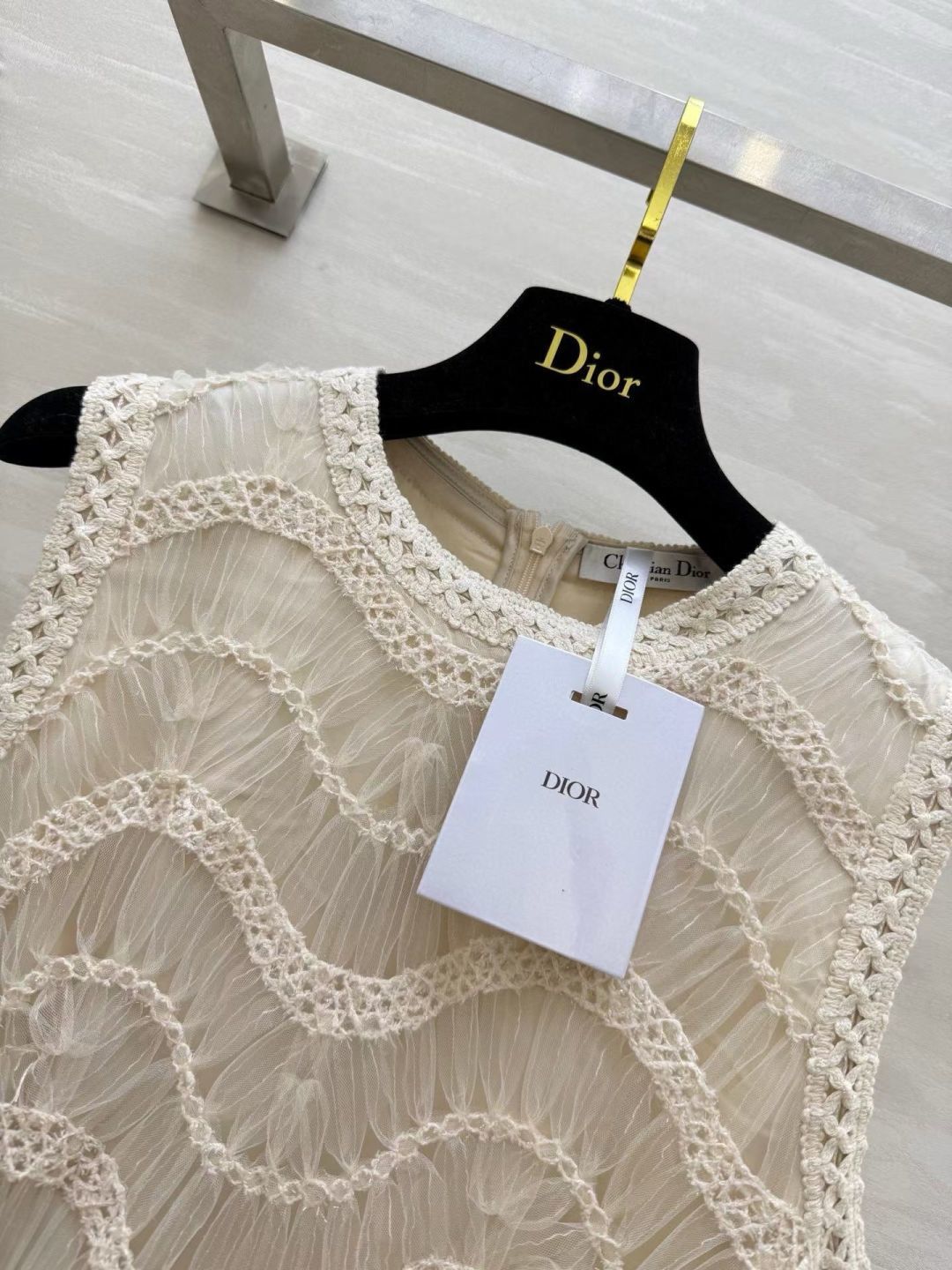 #DIO♡²⁶爆款连衣裙 上身超美！温柔白月光 简直是温柔系天花板！米白色衬肤色敲显气质 蕾丝花纹近看超