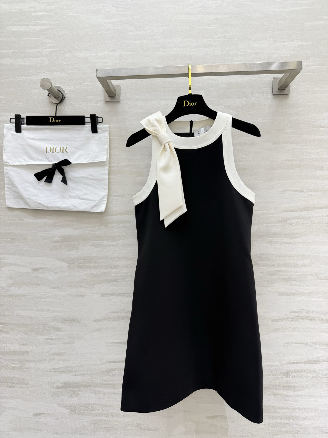 NO:908802,DIO·The Little Black Dress Ceiling. The classic Hepburn style meets sweet elements. It is elegant and has a large bow on the neckline. It is gentle and age-reducing, instantly breaking the boring feeling of the little black dress!  The black and white contrasting color tailoring is classic and unmistakable. It comes with a high-end filter from a rich family. The A-line version hides the flesh and makes you look slimmer. It perfectly modifies your figure. Whoever wears it will be the eldest lady!  High-quality customization, available in stock first size 36/38/40/42 (36 size bust 80, skirt length 83), dior, skirts,19860909DIO·本命小黑裙天花板 经典赫本风遇上甜美元素,优雅直接拉满领口大蝴蝶结 温柔又减龄,瞬间打破小黑裙的沉闷感！黑白撞色剪裁经典不出错 自带富家千金的高级滤镜 A字版型藏肉显瘦 完美修饰身形 谁穿谁是大小姐！高品质定制 现货首发size36/38/40/42（36码胸围80,裙长83）,,dior,skirts,,Women's clothing
