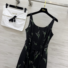 Dio♡²⁶铃兰印花吊带裙|温柔与优雅的代名词🌿经典铃兰印花铺满裙身 自带法式浪漫滤镜 U型领收腰系带设 Dio♡²⁶铃兰印花吊带裙|温柔与优雅的代名词🌿经典铃兰印花铺满裙身 自带法式浪漫滤镜 U型领收腰系带设