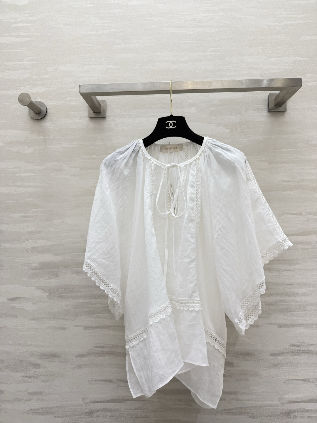 NO:908765,Zimmerman natural ramie hollow blouse｜Breathable ceiling in summer. Selected native ramie fabrics with built-in breathable texture. The upper body is dry and not sweaty. The neckline is tied with heavy-duty hollow lace. The wide bat sleeves hide the flesh and make you slim. Available in white/blue. It is easy to wear alone or with suspenders underneath!  Lazy and relaxed feeling, travel and commuting can be done with one click, high-quality customization, available in stock first size S/M/L (S size bust 145, length 59),,19860909Zimmerman天然苎麻镂空罩衫｜夏日透气天花板 甄选原生苎麻面料 自带透气肌理 上身干爽不闷汗 领口系带重工镂空花边 蝙蝠阔袖藏肉显瘦 白/蓝两色可选 单穿随性、内搭吊带都出彩！慵懒松弛感拉满 出游通勤一键搞定 高品质定制 现货首发sizeS/M/L（s码胸围145,衣长59）,,,Women's clothing