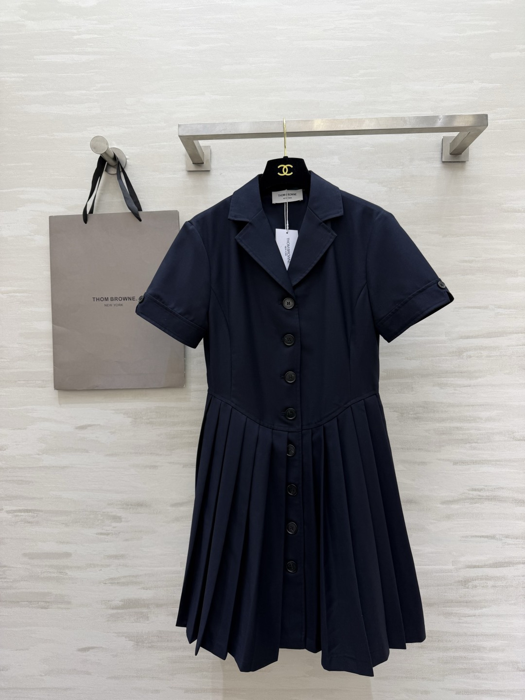 NO:899845,Thom Brown college style navy blue suit pleated skirt slims the waist | Draped pleats | Versatile for commuting. Crisp and stylish without collapse. Single-breasted design is simple and high-end. Suitable for daily use, commuting and dating. Low-key navy blue and large white. Whoever wears it will look good. High-quality customization. Ready for sale. SizeS/M/L (S size bust 84, skirt length 83), Loewe-clothing, loewe, skirts, business suit,19860909Thom Brown学院风藏青西装百褶裙收腰显瘦｜垂感百褶｜通勤百搭 挺括有型不软塌 单排扣设计简约高级 日常、通勤、约会一件搞定 低调藏青色巨显白 谁穿谁好看 高品质定制 现货首发sizeS/M/L（s码胸围84,裙长83）,罗意威-服装,loewe,skirts,business suit,,Women's clothing