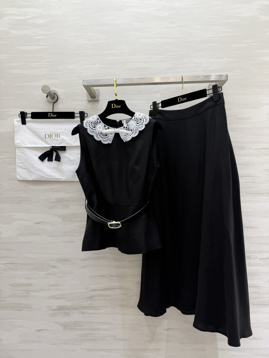 NO:899837,DIO gentle lace collar two-piece suit with hollow lace design | Waist slimming with belt. Long drapey skirt that hides the flesh and is versatile. Complete set is worry-free and elegant. High-quality customization. Available in stock first size S/M/L/XL (S size bust 88, waist 74, length 58, skirt waist 68, skirt length 86), Dior-clothing, dior, dior, skirts,19860909DIO温柔蕾丝领两件套套装镂空花边设计｜收腰显瘦配腰带 长款垂感半裙藏肉百搭 成套穿搭省心又显贵 高品质定制 现货首发sizeS/M/L/XL（s码胸围88,腰围74,衣长58,半裙腰围68,裙长86）,迪奥-服装,dior,dior,skirts,,Women's clothing
