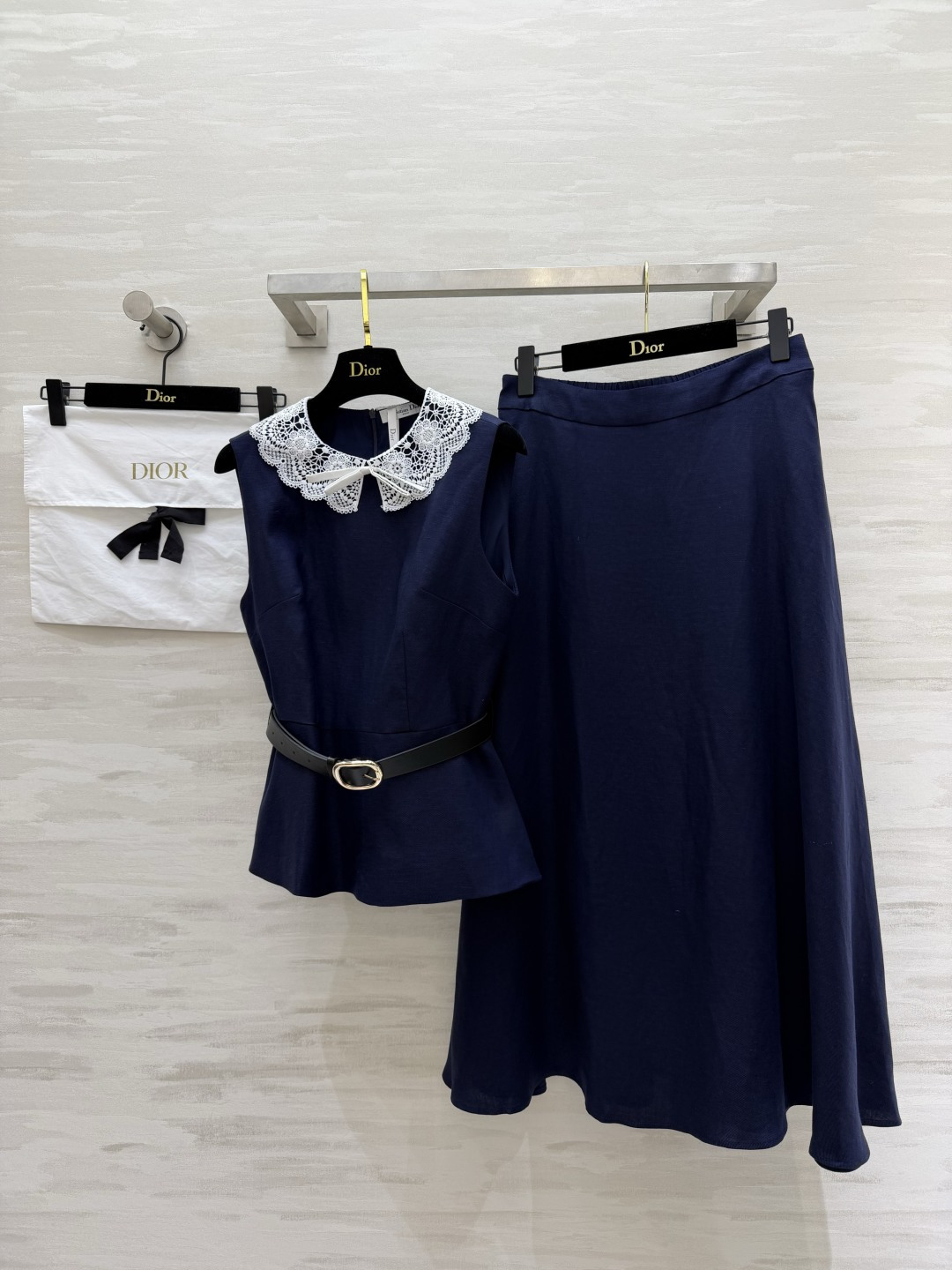 NO:899821,DIO gentle lace collar two-piece suit with hollow lace design | Waist slimming with belt. Long drapey skirt that hides the flesh and is versatile. Complete set is worry-free and elegant. High-quality customization. Available in stock first size S/M/L/XL (S size bust 88, waist 74, length 58, skirt waist 68, skirt length 86), Dior-clothing, dior, dior, skirts,19860909DIO温柔蕾丝领两件套套装镂空花边设计｜收腰显瘦配腰带 长款垂感半裙藏肉百搭 成套穿搭省心又显贵 高品质定制 现货首发sizeS/M/L/XL（s码胸围88,腰围74,衣长58,半裙腰围68,裙长86）,迪奥-服装,dior,dior,skirts,,Women's clothing