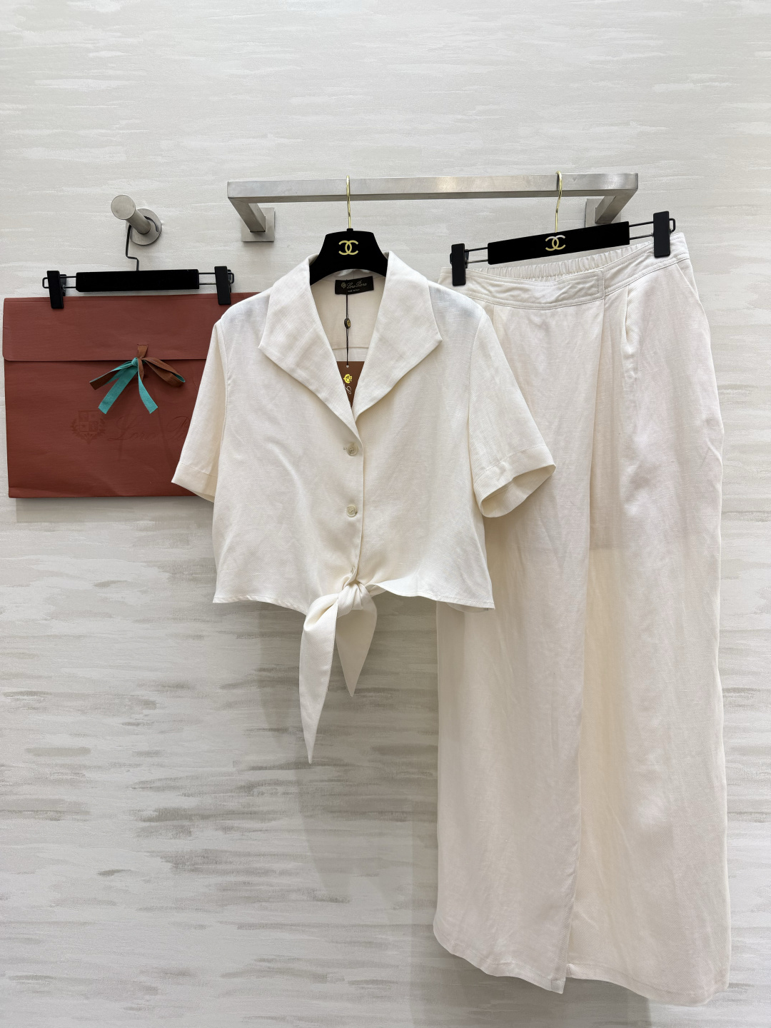 NO:899813,Loro Pian linen two-piece short knotted top｜High-waisted wide-leg trousers Breathable linen texture Refreshing and just needed in summer Complete set of worry-free outfits Slimming and taller without being unattractive Gentle colors Perfect for commuting and vacation High-quality customization Available in stock first size S/M/L/XL (M size shoulder width 39, bust 104, length 48, pants waist 74, pants length 106), women's clothing, loro piana,19860909Loro Pian亚麻两件套短款打结上衣｜高腰阔腿长裤 透气亚麻肌理 夏日清爽刚需 成套省心穿搭 显瘦显高不挑人 温柔色系 通勤度假百搭不出错 高品质定制 现货首发sizeS/M/L/XL（M码肩宽39,胸围104,衣长48,裤子腰围74,裤长106）,女装,loro piana,,Women's clothing