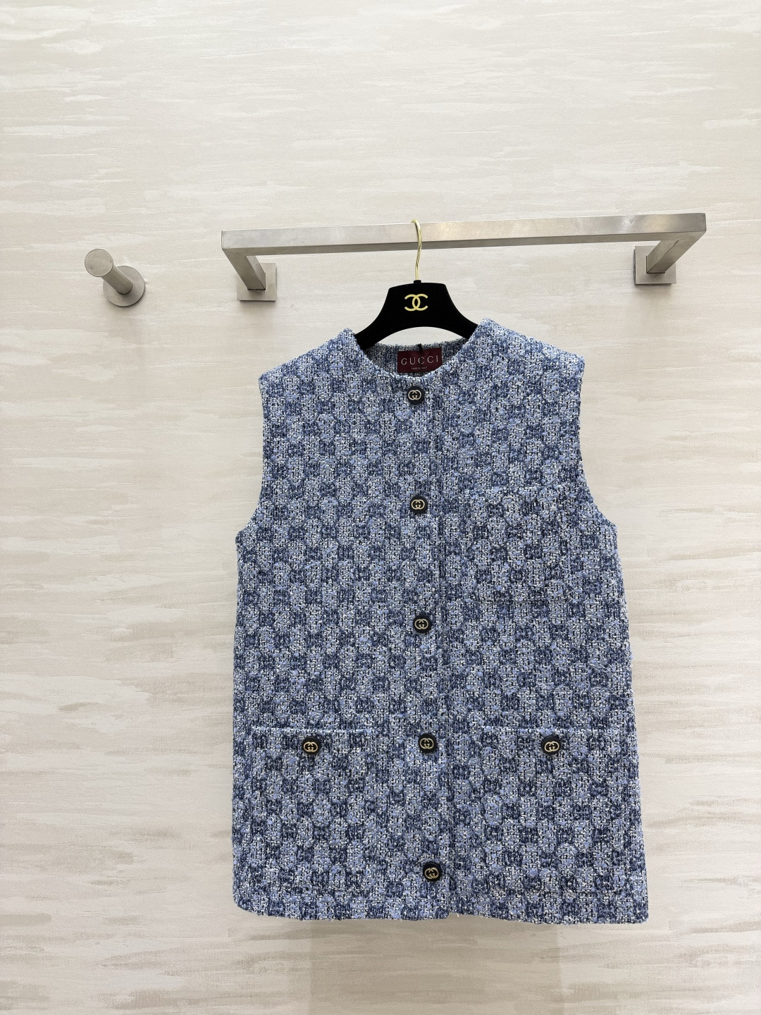 NO:899796,Gucc blue tweed vest｜It has a rich atmosphere. The mixed-color weave texture is rich in layers. The interweaving of dark and light blue is gentle and refreshing. The round-neck sleeveless version is not picky about inner wear. The single-row metal buckles are exquisite and noble. Symmetrical large pockets on both sides take into account both appearance and practicality. Suitable for layering shirts, dresses and base layers. The refreshing blue tone weakens the heavyness of tweed. It is gentle and not boring for daily commuting. High-quality customization  Available in stock first size S/M/L (S size bust 94, length 67), Gucci-clothing, gucci, gucci, skirts, shirts,19860909Gucc蓝调粗花呢马甲｜自带千金氛围感 混色编织肌理层次丰富 深浅蓝交织温柔又清爽 圆领无袖版型不挑内搭 单排金属扣精致显贵 两侧对称大口袋 兼顾颜值与实用性 叠穿衬衫、连衣裙 内搭打底衫都适配 清爽蓝调弱化粗花呢的厚重 日常通勤温柔不沉闷 高品质定制 现货首发sizeS/M/L（s码胸围94,衣长67）,古驰-服装,gucci,gucci,skirts,shirts,,Women's clothing