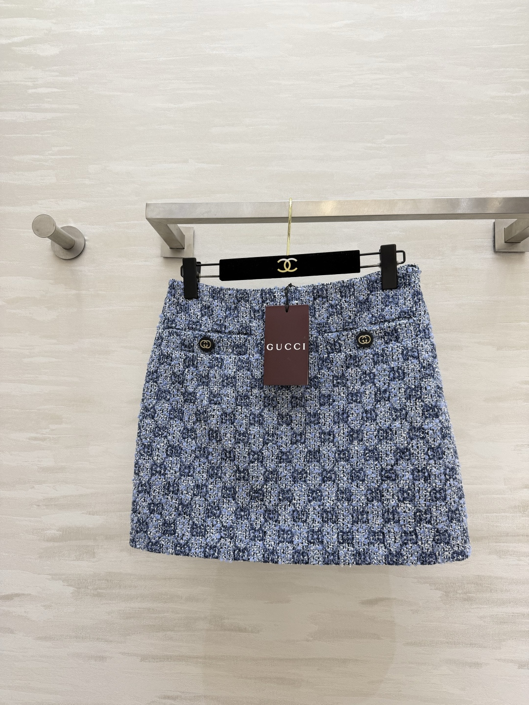 NO:899806,Gucc blue tweed A-line skirt | Comes as a set with a waistcoat. It looks great. The dark and light blue variegated weave is refreshing, gentle and not boring. The high-waisted A-line version raises the waistline and makes the legs look longer!  The double pockets are matched with metal logo buckles, the details are exquisite and noble, and the tweed fabric is crisp and stylish!  Wear it alone or with a waistcoat from the same series, it will look like a daughter-in-law, and it is suitable for commuting and dating!  High-quality customization, available in stock first size S/M/L (S size waist 66, hip 84, skirt length 37), Gucci-clothing, gucci, gucci, skirts,19860909Gucc蓝调粗花呢A字短裙｜和马甲成套入超好看 深浅蓝杂色编织 清爽温柔不沉闷 高腰A字版型 拉高腰线、巨显腿长！双口袋搭配金属logo扣 细节精致显贵 粗花呢面料挺括有型！单穿、搭同系列马甲都是千金小姐姐既视感 通勤约会都适配！高品质定制 现货首发sizeS/M/L（s码腰围66,臀围84,裙长37）,古驰-服装,gucci,gucci,skirts,,Women's clothing