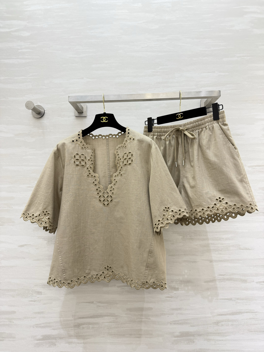 NO:899775,Linen hollow embroidery two-piece set｜Full of a lazy summer atmosphere. Native linen tones, soft and skin-friendly. The whole piece is exquisitely hollowed out with embroidery. The V-neck lace is gentle and elegant. The mid-sleeves are cut to cover the flesh of the arms. The wavy lace at the hem is exquisite and full. Matching drawstring shorts of the same fabric. Elastic waist does not pick up the waist. Side pockets. Breathable linen fabric!  Commuting, afternoon tea, and short trips can all be done in one set. Gentle and casual!  High-quality customization, sold separately sizes S/M/L (S size top shoulder width 45, bust 104, length 58, shorts waist 66, hips 90, pants length 38) tops, shorts 270., women's clothing, shorts,19860909亚麻镂空刺绣两件套｜夏日慵懒氛围感拉满 原生亚麻色调 柔和衬肤 整件满幅精致镂空刺绣 V领花边温柔显气质 中袖剪裁遮手臂肉肉 下摆波浪花边精致感拉满 配套同面料抽绳短裤 松紧腰不挑腰围 侧边带口袋 透气亚麻面料！通勤、下午茶、短途出游一套搞定 温柔又随性！高品质定制 分开发售sizeS/M/L（s码上衣肩宽45,胸围104,衣长58,短裤腰围66,臀围90,裤长38）上衣,短裤270.,女装,shorts,,Women's clothing