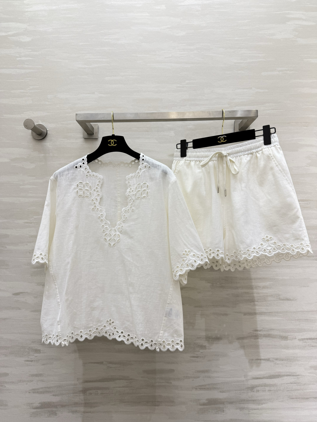 NO:899789,Linen hollow embroidery two-piece set｜Full of a lazy summer atmosphere. Native linen tones, soft and skin-friendly. The whole piece is exquisitely hollowed out with embroidery. The V-neck lace is gentle and elegant. The mid-sleeves are cut to cover the flesh of the arms. The wavy lace at the hem is exquisite and full. Matching drawstring shorts of the same fabric. Elastic waist does not pick up the waist. Side pockets. Breathable linen fabric!  Commuting, afternoon tea, and short trips can all be done in one set. Gentle and casual!  High-quality customization, sold separately sizes S/M/L (S size top shoulder width 45, bust 104, length 58, shorts waist 66, hips 90, pants length 38) tops, shorts 270., women's clothing, shorts,19860909亚麻镂空刺绣两件套｜夏日慵懒氛围感拉满 原生亚麻色调 柔和衬肤 整件满幅精致镂空刺绣 V领花边温柔显气质 中袖剪裁遮手臂肉肉 下摆波浪花边精致感拉满 配套同面料抽绳短裤 松紧腰不挑腰围 侧边带口袋 透气亚麻面料！通勤、下午茶、短途出游一套搞定 温柔又随性！高品质定制 分开发售sizeS/M/L（s码上衣肩宽45,胸围104,衣长58,短裤腰围66,臀围90,裤长38）上衣,短裤270.,女装,shorts,,Women's clothing