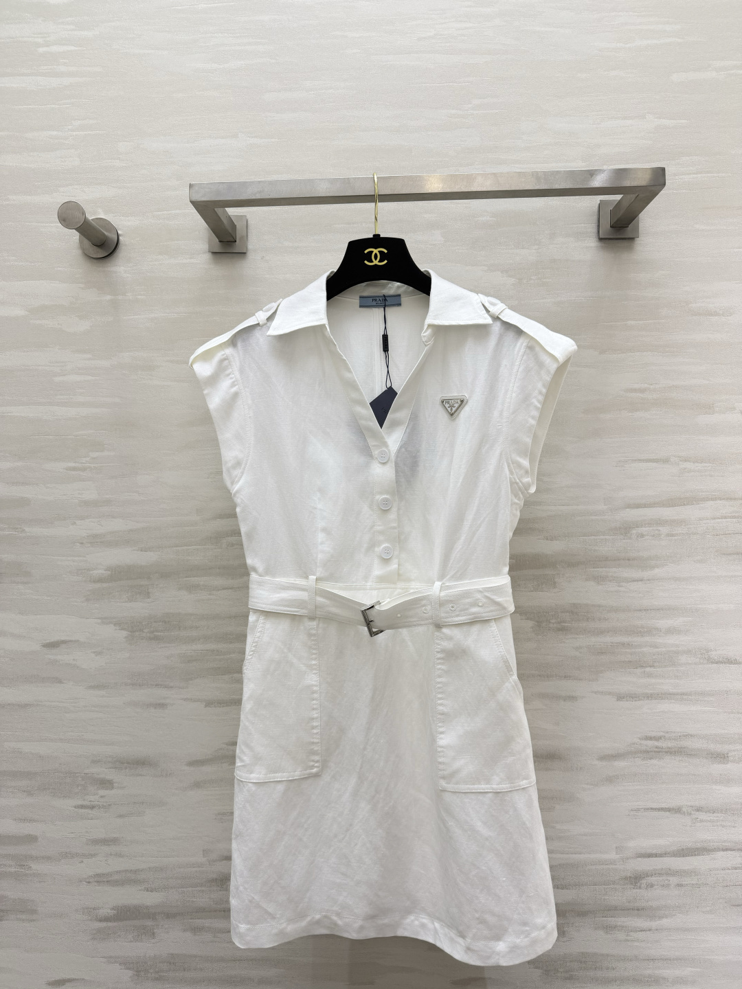 NO:899799,Prad three-color shirt dress｜Sleep and stylish lapel sleeveless epaulette design for summer. It has a smart workwear feel. Single-breasted buttons on the front. Matching belt of the same material. One-click tightening of the waistline to show the 30-70 ratio. Practical large patch pockets on both sides. Triangular metal labels are low-key and exquisite. Stiff and breathable cotton and linen fabrics are available in white/mint green/navy blue. It can be used for commuting, dating, and traveling in one piece. It is refreshing and age-reducing without being picky about your figure!  High-quality customization, available in stock first size S/M/L (S size bust 88, skirt length 78), Prada-clothing, prada, prada, skirts, shirts,19860909Prad三色衬衫式连衣裙｜夏日利落气质款翻领无袖肩章设计 自带干练工装感 前排单排扣 配套同料腰带 一键收紧腰线显三七分比例 两侧实用大贴袋 三角金属标低调精致 挺括透气棉麻面料白/薄荷绿/藏青三色可选 通勤、约会、出游一件搞定,清爽减龄不挑身材！高品质定制 现货首发sizeS/M/L（s码胸围88,裙长78）,普拉达-服装,prada,prada,skirts,shirts,,Women's clothing
