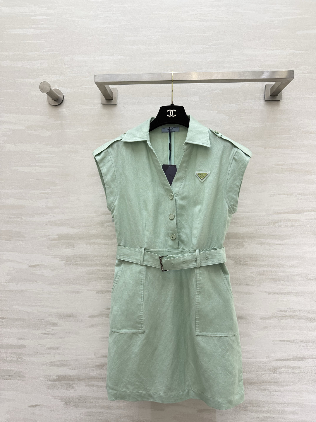 NO:899746,Prad three-color shirt dress｜Sleep and stylish lapel sleeveless epaulette design for summer. It has a smart workwear feel. Single-breasted buttons on the front. Matching belt of the same material. One-click tightening of the waistline to show the 30-70 ratio. Practical large patch pockets on both sides. Triangular metal labels are low-key and exquisite. Stiff and breathable cotton and linen fabrics are available in white/mint green/navy blue. It can be used for commuting, dating, and traveling in one piece. It is refreshing and age-reducing without being picky about your figure!  High-quality customization, available in stock first size S/M/L (S size bust 88, skirt length 78), Prada-clothing, prada, prada, skirts, shirts,19860909Prad三色衬衫式连衣裙｜夏日利落气质款翻领无袖肩章设计 自带干练工装感 前排单排扣 配套同料腰带 一键收紧腰线显三七分比例 两侧实用大贴袋 三角金属标低调精致 挺括透气棉麻面料白/薄荷绿/藏青三色可选 通勤、约会、出游一件搞定,清爽减龄不挑身材！高品质定制 现货首发sizeS/M/L（s码胸围88,裙长78）,普拉达-服装,prada,prada,skirts,shirts,,Women's clothing