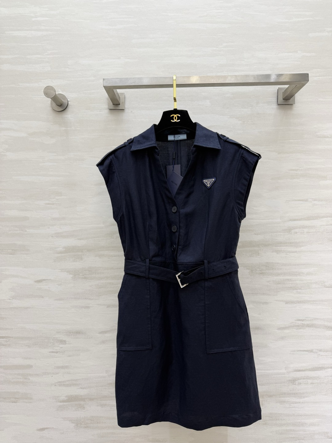 NO:899760,Prad three-color shirt dress｜Sleep and stylish lapel sleeveless epaulette design for summer. It has a smart workwear feel. Single-breasted buttons on the front. Matching belt of the same material. One-click tightening of the waistline to show the 30-70 ratio. Practical large patch pockets on both sides. Triangular metal labels are low-key and exquisite. Stiff and breathable cotton and linen fabrics are available in white/mint green/navy blue. It can be used for commuting, dating, and traveling in one piece. It is refreshing and age-reducing without being picky about your figure!  High-quality customization, available in stock first size S/M/L (S size bust 88, skirt length 78), Prada-clothing, prada, prada, skirts, shirts,19860909Prad三色衬衫式连衣裙｜夏日利落气质款翻领无袖肩章设计 自带干练工装感 前排单排扣 配套同料腰带 一键收紧腰线显三七分比例 两侧实用大贴袋 三角金属标低调精致 挺括透气棉麻面料白/薄荷绿/藏青三色可选 通勤、约会、出游一件搞定,清爽减龄不挑身材！高品质定制 现货首发sizeS/M/L（s码胸围88,裙长78）,普拉达-服装,prada,prada,skirts,shirts,,Women's clothing