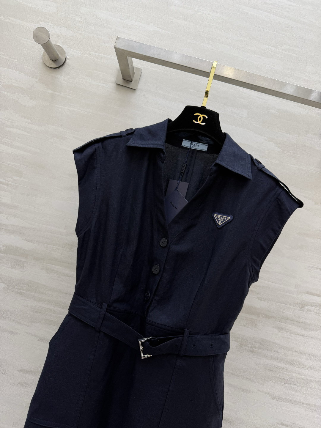 Prad♡²⁶三色衬衫式连衣裙|夏日利落气质款翻领无袖肩章设计 自带干练工装感 前排单排扣 配套同料腰带 Prad♡²⁶三色衬衫式连衣裙|夏日利落气质款翻领无袖肩章设计 自带干练工装感 前排单排扣 配套同料腰带