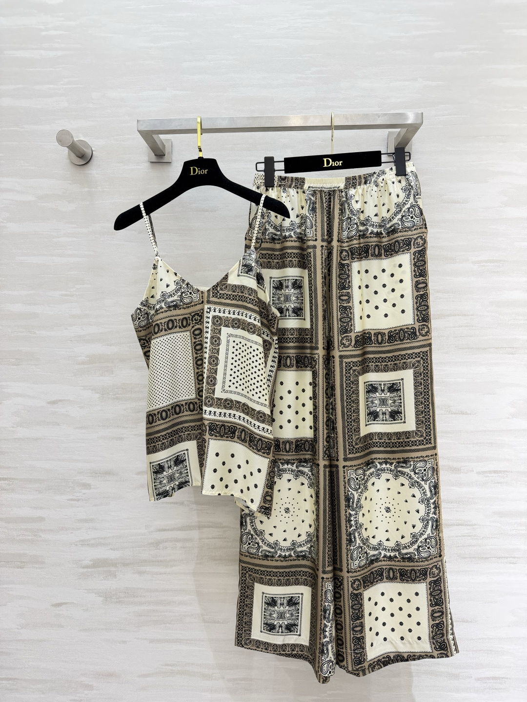 NO:899788,Retro paisley silk print suit. Exquisite vintage square scarf stitching print is low-key and recognizable. The silk satin has a draping luster. It is smooth to the touch and the high-end V-neck suspender gently exposes the skin. Pair it with high-waisted wide-leg pants to lengthen your proportions!  The loose trousers accommodate various leg shapes. The elastic waist can be put on and taken off without restraint. Suitable for daily leisure, short trips, and home wear. Lazy and elegant. High-quality customization. Available in stock first size S/M/L (S size strap bust 82, length 51 (excluding shoulder straps), pants waist 62, hip 104, trouser length 101) suspenders 280, pants., Dior - clothing, dior, real silk,19860909复古佩斯利真丝印花套装 精致复古方巾拼接印花低调有辨识度 真丝缎面自带垂坠光泽 触感顺滑高级 V领吊带柔和露肤 搭配高腰阔腿裤拉长比例！宽松裤型包容各种腿型 松紧腰穿脱无束缚 日常休闲、短途旅行、居家穿搭都适配 慵懒显贵两不误 高品质定制 现货首发sizeS/M/L（s码吊带胸围82,衣长51（不含肩带）,裤子腰围62,臀围104,裤长101）吊带280,裤子.,迪奥-服装,dior,real silk,,Women's clothing