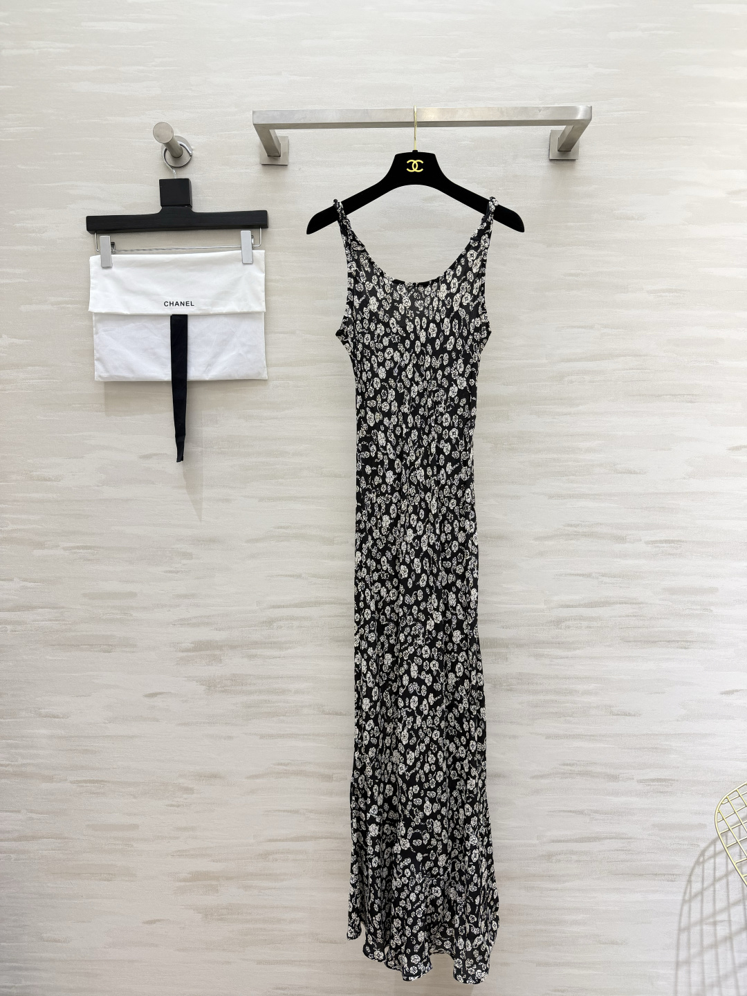 NO:899745,Chane black bottom white flower suspender floral long skirt, classic small black bottom floral, low-key and with a cool and gentle feeling, comes with an elegant fishtail hem, walking smart and atmospheric, slim and slightly waisted version, outlines soft curves, cool and gentle to wear alone, suitable for a suit jacket, knitted cardigan, suitable for commuting and vacation, high quality customization  Available in stock first size S/M/L/XL (M size bust 82, skirt length 143), Chanel-clothing, chanel, chanel, skirts, jackets & coats, business suit,19860909Chane黑底白花吊带碎花长裙 经典黑底小碎花 低调又自带清冷温柔感 自带飘逸鱼尾下摆 走路灵动有氛围感 修身微收腰版型 勾勒柔和曲线 单穿清冷温柔,外搭西装外套 针织开衫都适配 通勤度假都合适 高品质定制 现货首发sizeS/M/L/XL（M码胸围82,裙长143）,香奈儿-服装,chanel,chanel,skirts,jackets & coats,business suit,,Women's clothing