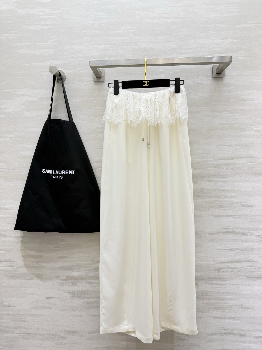 NO:909443,ysl lace waist acetate wide-leg pants｜Black and white, just needed pants. The waist is spliced ​​with exquisite eyelash lace. The drawstring elastic waist does not pick up the waistline, so you can be careful and full of air. Smooth and drape acetate satin fabric. The upper body is cool and breathable. It has a soft light texture. The loose wide-leg version brings an elegant feeling when walking!  Off-white is gentle and pure, black is slimming and versatile!  Suitable for commuting, dating, and home outings. It looks good with a short top, suspenders, or shirt!  High-quality customization, available in stock first size S/M/L/XL (S size waist 64, pants length 102), saint laurent, shirts,19860909ysl蕾丝腰头醋酸阔腿裤｜黑白两色 刚需神裤 腰头拼接精致睫毛蕾丝 抽绳松紧腰不挑腰围,了小心机氛围感拉满 顺滑垂感醋酸缎面面料 上身冰凉透气 自带柔光质感 宽松阔腿版型走路自带飘逸感！米白温柔纯净 黑色显瘦百搭！通勤、约会、居家出游都适配,随便搭短上衣、吊带、衬衫都好看！高品质定制 现货首发sizeS/M/L/XL（s码腰围64,裤长102）,,saint laurent,shirts,,Women's clothing