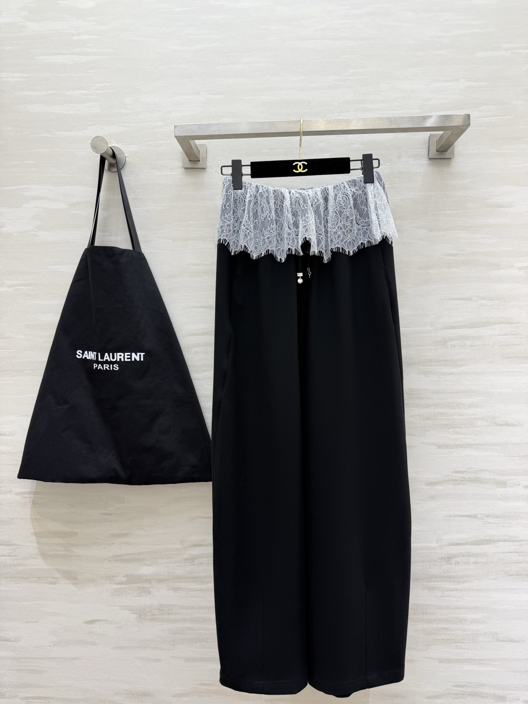 NO:899804,ysl lace waist acetate wide-leg pants｜Black and white, just needed pants. The waist is spliced ​​with exquisite eyelash lace. The drawstring elastic waist does not pick up the waistline, so you can be careful and full of air. Smooth and drape acetate satin fabric. The upper body is cool and breathable. It has a soft light texture. The loose wide-leg version brings an elegant feeling when walking!  Off-white is gentle and pure, black is slimming and versatile!  Suitable for commuting, dating, and home outings, it looks great with a crop top, suspenders, or shirt!  High-quality customization, available in stock first size S/M/L/XL (S size waist 64, pants length 102), Saint Laurent-clothing, saint laurent, saint laurent, shirts,19860909ysl蕾丝腰头醋酸阔腿裤｜黑白两色 刚需神裤 腰头拼接精致睫毛蕾丝 抽绳松紧腰不挑腰围,了小心机氛围感拉满 顺滑垂感醋酸缎面面料 上身冰凉透气 自带柔光质感 宽松阔腿版型走路自带飘逸感！米白温柔纯净 黑色显瘦百搭！通勤、约会、居家出游都适配,随便搭短上衣、吊带、衬衫都好看！高品质定制 现货首发sizeS/M/L/XL（s码腰围64,裤长102）,圣罗兰-服装,saint laurent,saint laurent,shirts,,Women's clothing