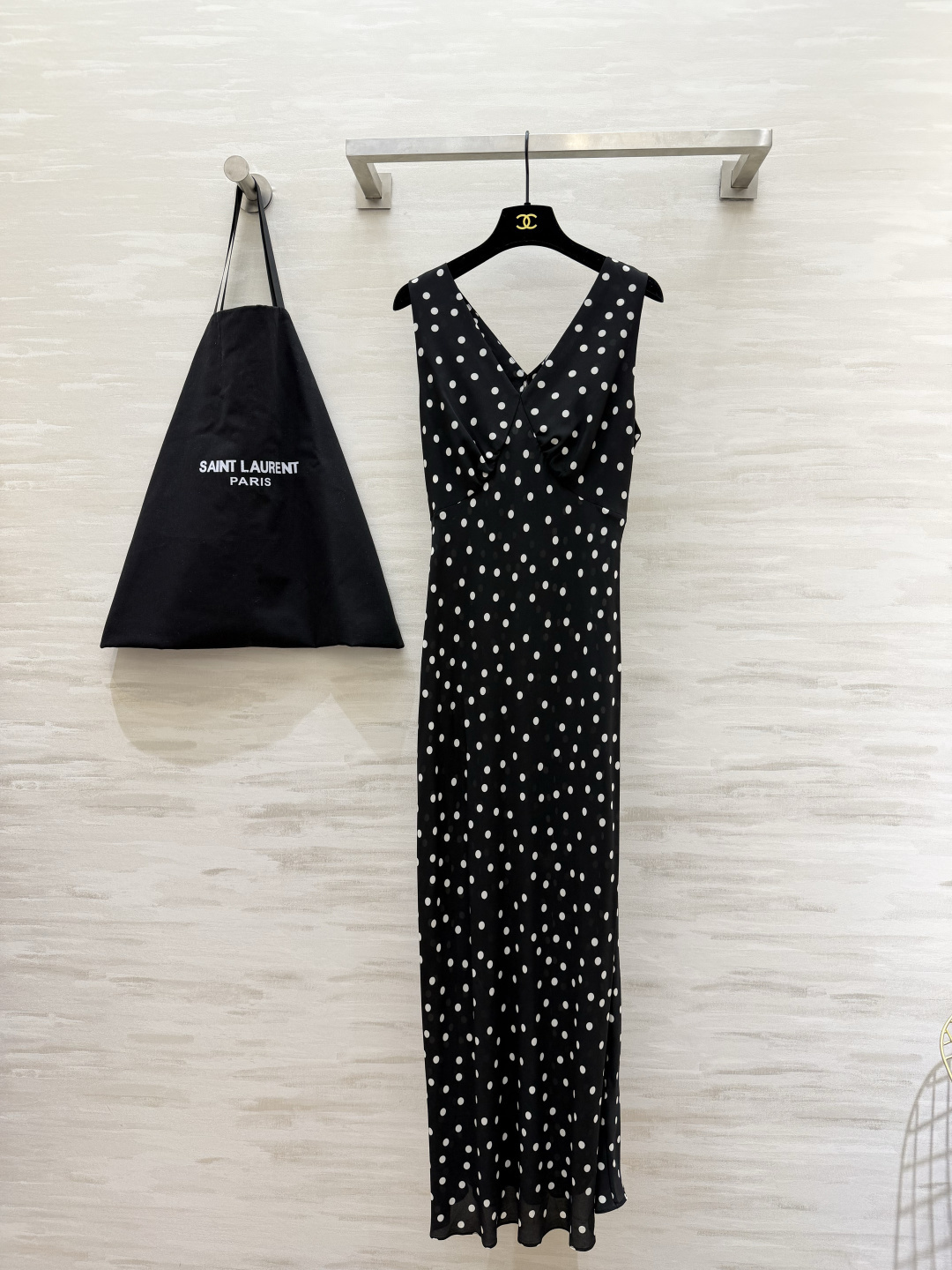NO:900316,#ysl Spring and Summer New Style French elegant V-neck long dress. French elegance with its own filter. Wear romance on your body. The wildness of red leopard print. The retro collision of polka dots. The V-neck tailoring outlines the clavicle line. The drape fabric is a magic touch to modify the figure. Whether it is a date or commuting, it can easily hold the whole audience!  High-quality customization, available in stock first size S/M/L/XL (M size bust 88, bust 72, skirt length 143), saint laurent-clothing, saint laurent, saint laurent, skirts,19860909#ysl春夏新款 法式优雅v领长裙 自带滤镜的法式优雅 把浪漫穿在身上 红豹纹的野性 波点的复古碰撞 V领剪裁勾勒锁骨线条 垂坠面料修饰身材的神来之笔 无论是约会还是通勤 都能轻松hold住全场！高品质定制 现货首发sizeS/M/L/XL（M码胸围88,胸围72,裙长143）,圣罗兰-服装,saint laurent,saint laurent,skirts,,Women's clothing