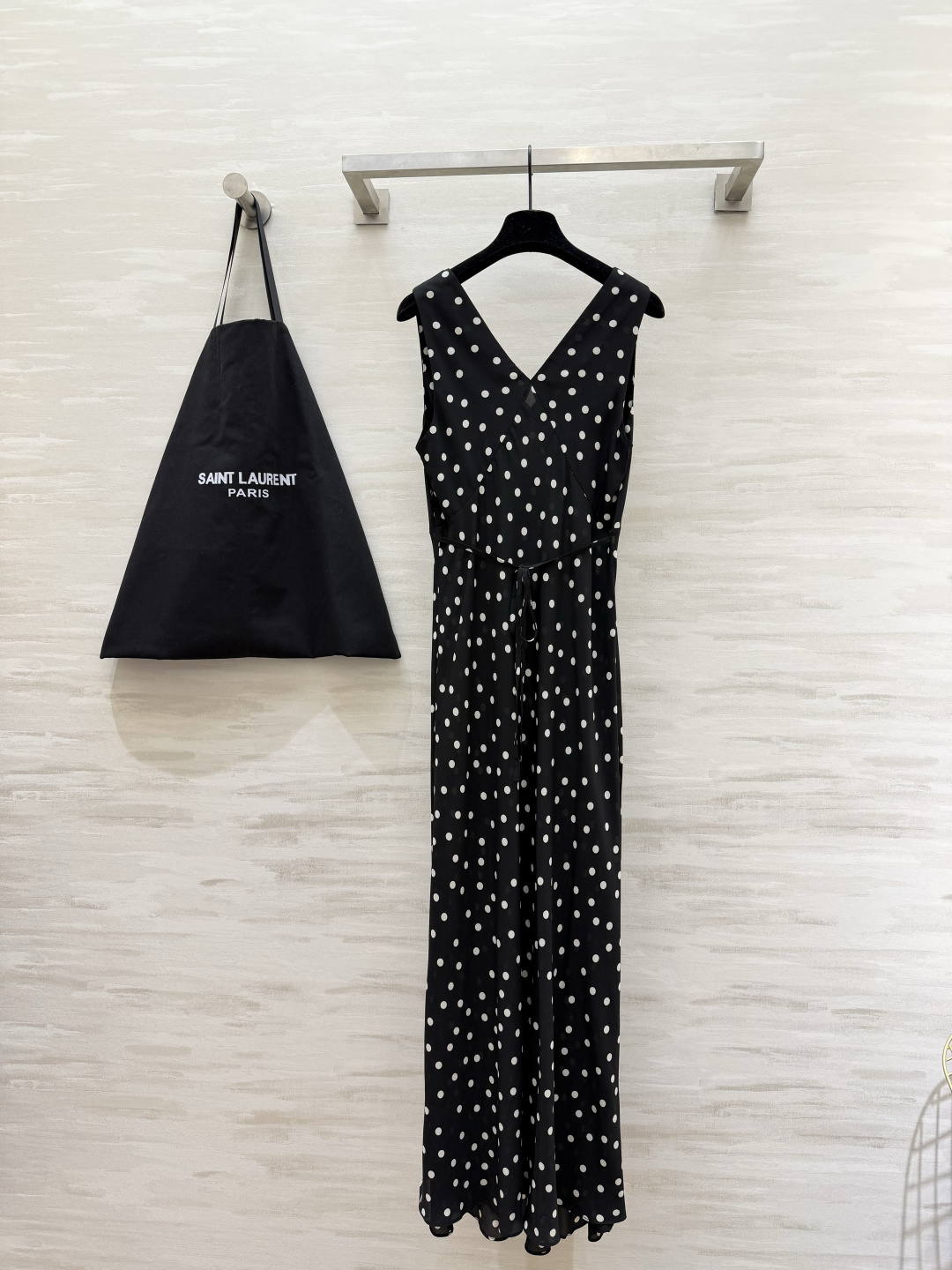 #ysl²⁶春夏新款 法式优雅v领长裙 🖤 自带滤镜的法式优雅 把浪漫穿在身上 红豹纹的野性 波点的复古