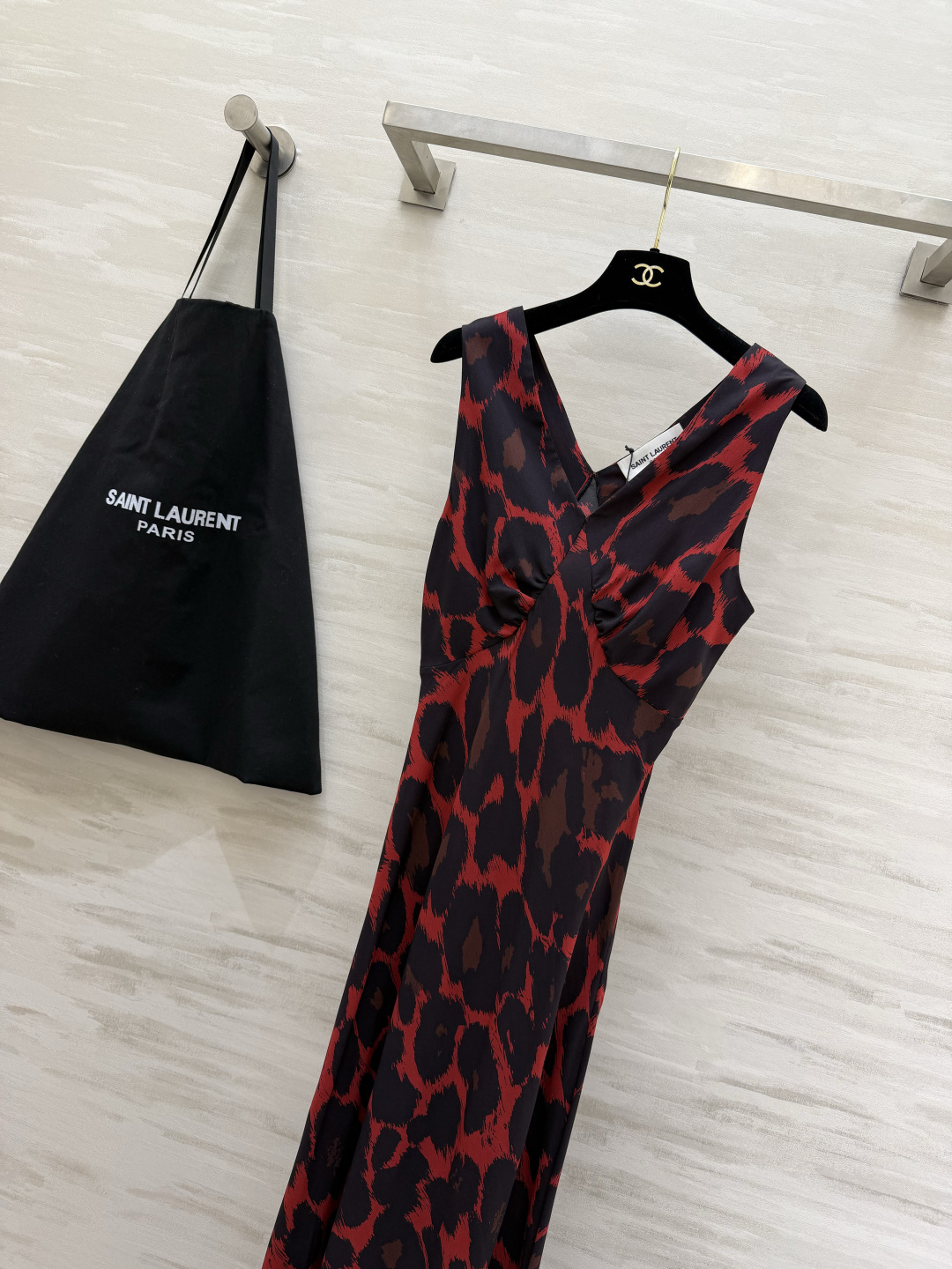 #ysl²⁶春夏新款 法式优雅v领长裙 🖤 自带滤镜的法式优雅 把浪漫穿在身上 红豹纹的野性 波点的复古 #ysl²⁶春夏新款 法式优雅v领长裙 🖤 自带滤镜的法式优雅 把浪漫穿在身上 红豹纹的野性 波点的复古
