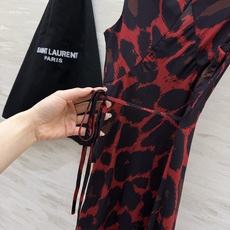 #ysl²⁶春夏新款 法式优雅v领长裙 🖤 自带滤镜的法式优雅 把浪漫穿在身上 红豹纹的野性 波点的复古 #ysl²⁶春夏新款 法式优雅v领长裙 🖤 自带滤镜的法式优雅 把浪漫穿在身上 红豹纹的野性 波点的复古