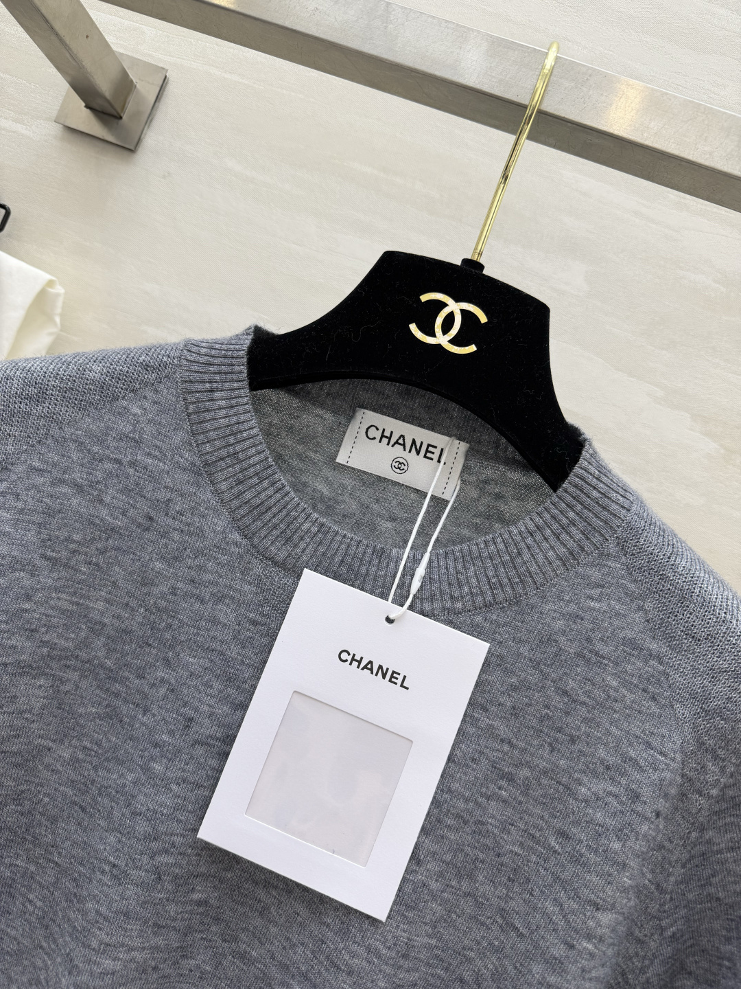 #Chane♡²⁶灰色针织短袖|把低调贵气穿在身上!高级雾灰色调,自带清冷松弛感细腻羊毛针织,亲肤透气不 #Chane♡²⁶灰色针织短袖|把低调贵气穿在身上!高级雾灰色调,自带清冷松弛感细腻羊毛针织,亲肤透气不