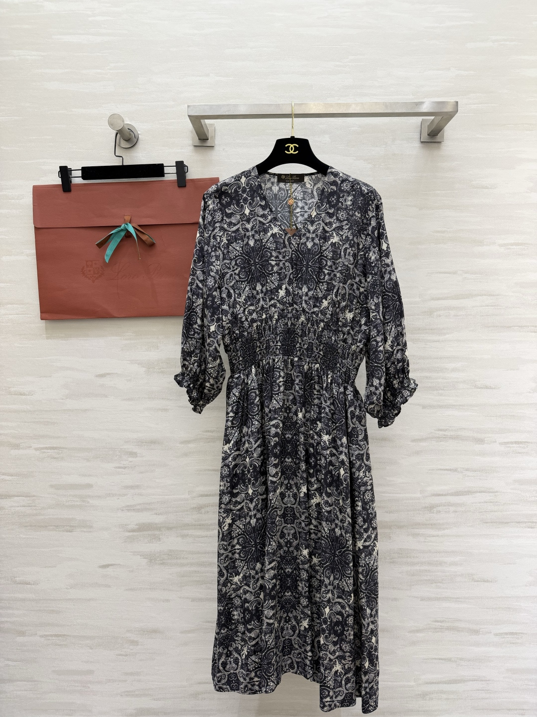NO:901643,Loro Pian retro cashew flower floral silk dress｜It has a relaxed atmosphere. The deep pattern is low-key and noble. It does not pick on the skin color and is white. The V-neck modifies the neck. The three-quarter puff sleeves hide the flesh of the arms. The elasticated waist shows the proportion without deliberately matching. The upper body of the draped silk fabric is light and breathable. Suitable for daily commuting and dating. A low-key retro style that can be worn repeatedly all year round. High-quality customization.  Available in stock first size M/L/XL (L size shoulder width 42, bust 112, waist 74, skirt length 121), women's clothing, loro piana, skirts, real silk,19860909Loro Pian复古腰果花碎花真丝连衣裙｜自带松弛氛围感 深底花纹低调又显贵c不挑肤色巨衬白 V领修饰脖颈 七分泡泡袖藏住手臂肉肉 腰间松紧收腰不用刻意搭配也显比例 垂顺真丝面料上身轻盈透气 日常通勤约会都适配 低调复古的耐看款 一年四季都能反复穿高品质定制 现货首发sizeM/L/XL（L码肩宽42,胸围112,腰围74,裙长121）,女装,loro piana,skirts,real silk,,Women's clothing