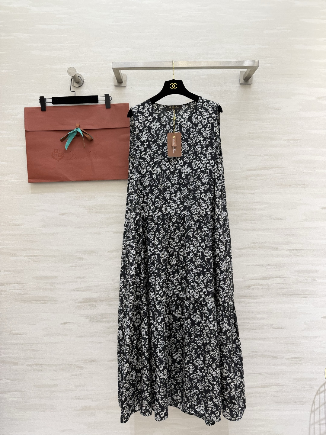 NO:901640,Loro Pian black bottom sleeveless floral long dress. The classic black and white color scheme never goes out of style. It is cool and gentle. The simple round neck lengthens the neck line. The sleeveless design is refreshing and neat. The loose and wide version hides the flesh and covers the crotch. It is friendly to all body types. The silk fabric is slim and light. The upper body has an elegant feeling. Wear it alone to create a gentle atmosphere. Suitable for wearing with a small cardigan or a suit!  Suitable for commuting, afternoon tea, and traveling in one piece, versatile and durable!  High-quality customization, available in stock first size M/L/XL (M size bust 106, skirt length 128), women's clothing, loro piana, skirts, business suit, real silk,19860909Loro Pian黑底无袖碎花长裙 经典黑白配色永不过时 清冷又温柔 简约圆领拉长脖颈线条 无袖设计清爽利落 宽松大摆版型 藏肉遮胯 对各种身材都友好 真丝面料垂顺轻薄 上身自带飘逸感 单穿温柔氛围感拉满 外搭小开衫、西装都适配！通勤、下午茶、出游一件搞定,百搭耐看！高品质定制 现货首发sizeM/L/XL（M码胸围106,裙长128）,女装,loro piana,skirts,business suit,real silk,,Women's clothing